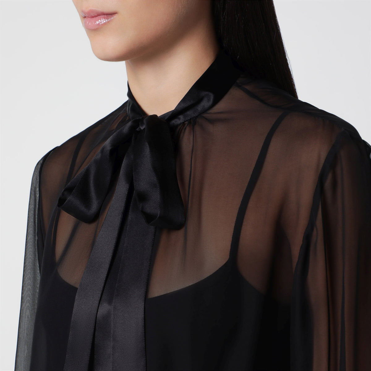 Schwarze Seidenchiffonbluse mit Schleife