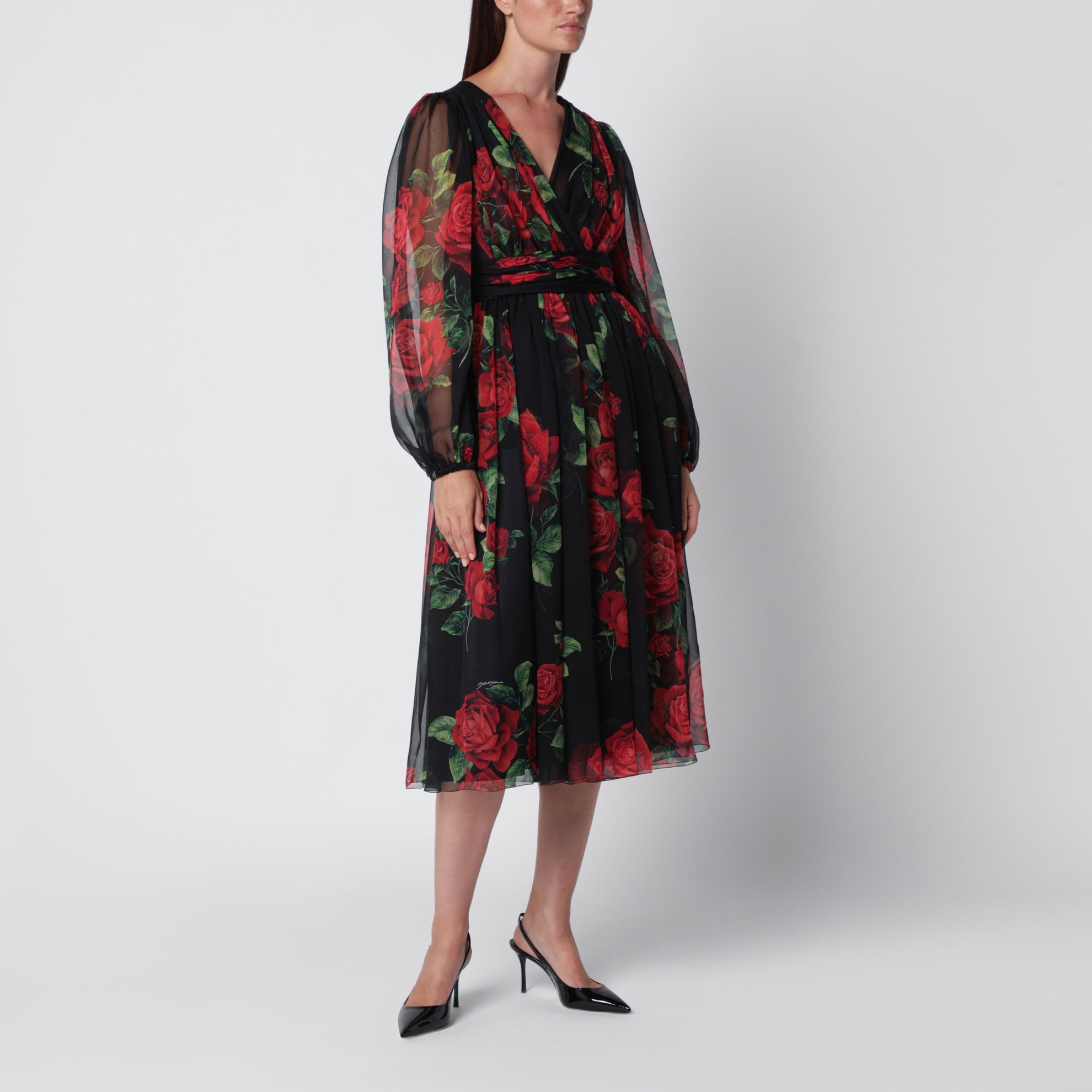 Schwarzes Kleid aus Seidenchiffon mit Rosenprint