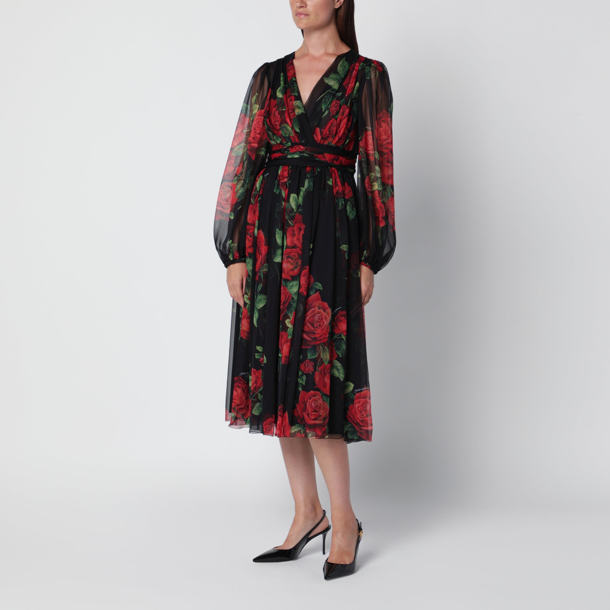 Schwarzes Kleid aus Seidenchiffon mit Rosenprint