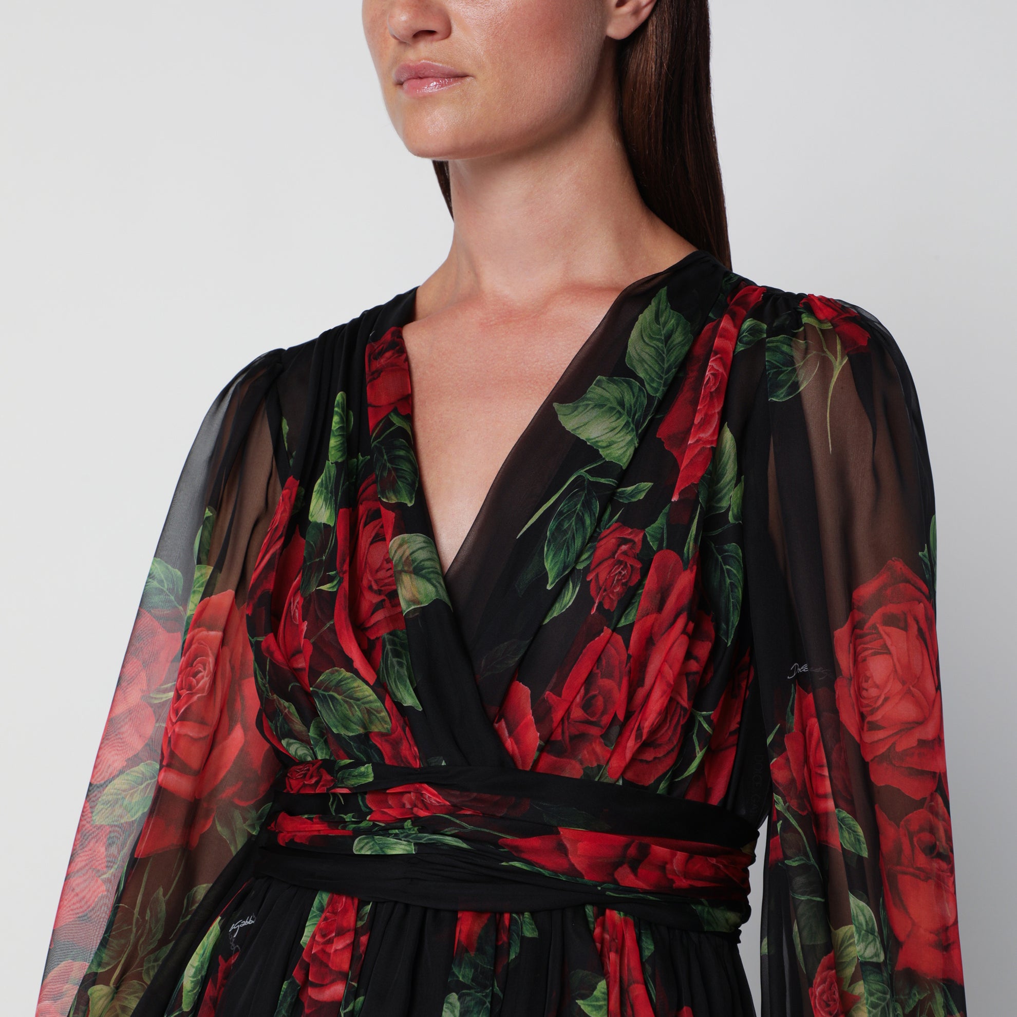 Schwarzes Kleid aus Seidenchiffon mit Rosenprint