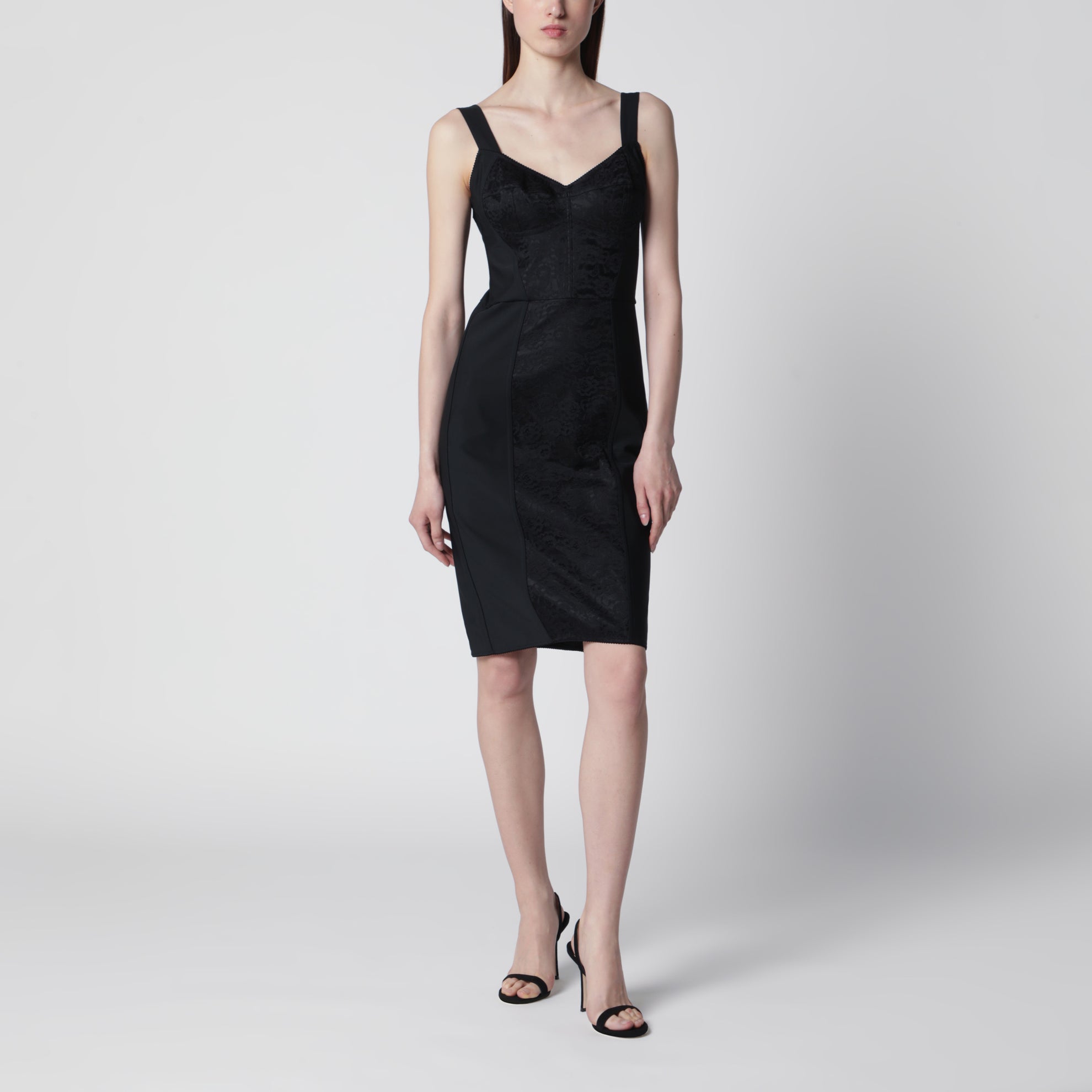 Robe fourreau noire avec détails en dentelle