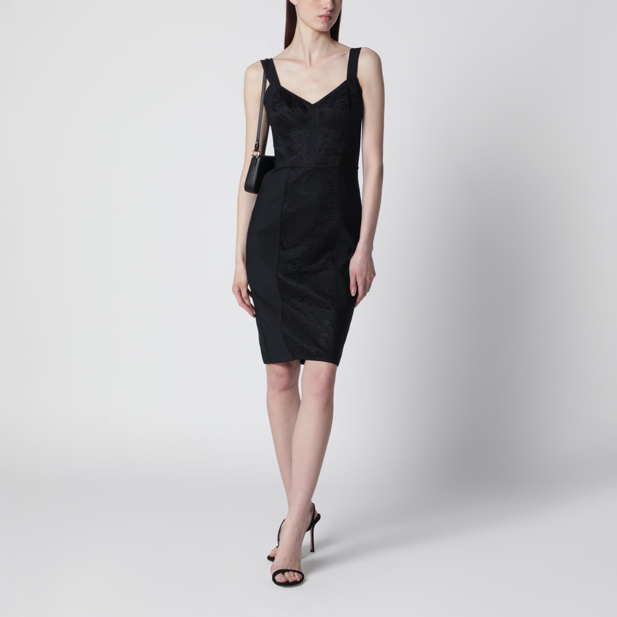 Robe fourreau noire avec détails en dentelle
