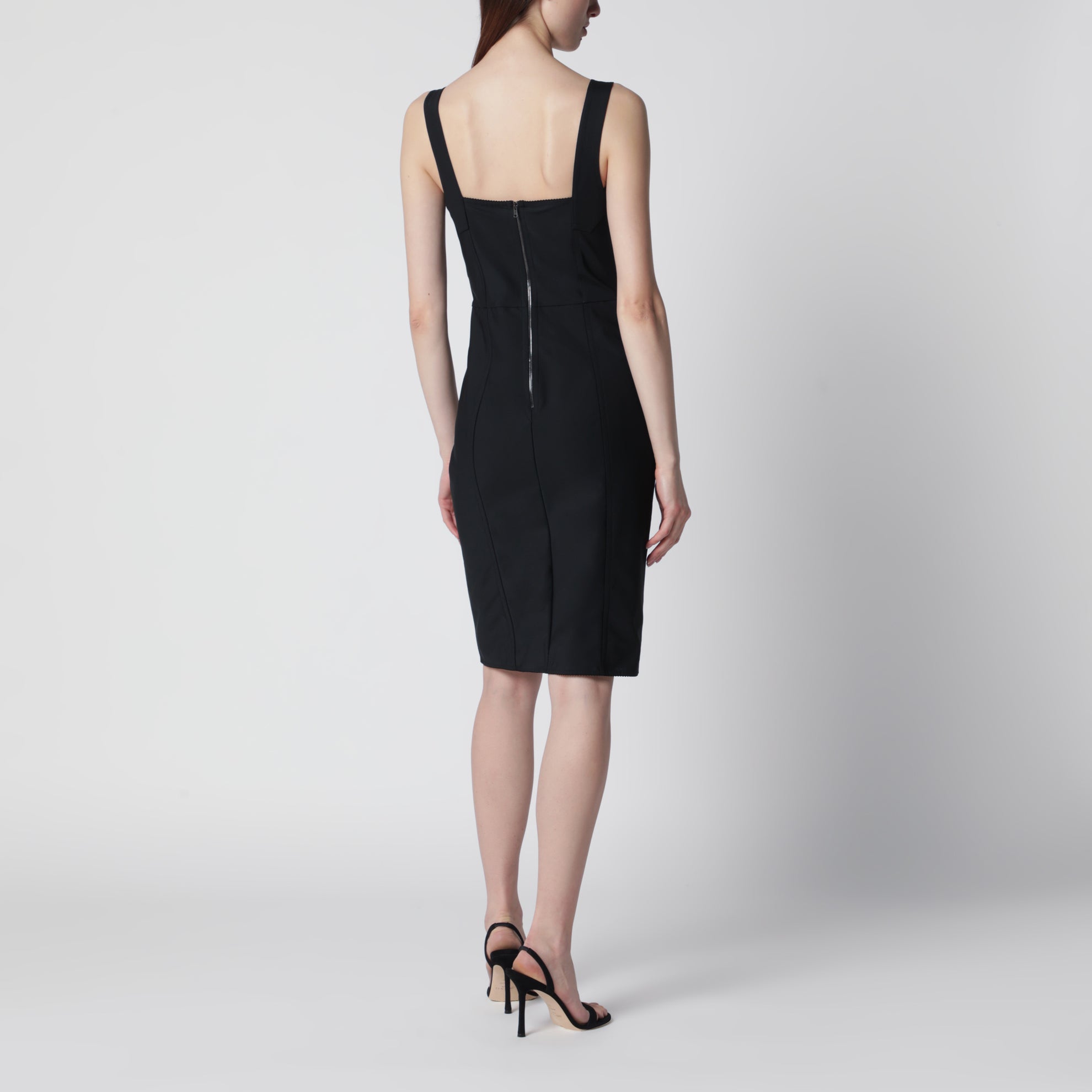 Robe fourreau noire avec détails en dentelle