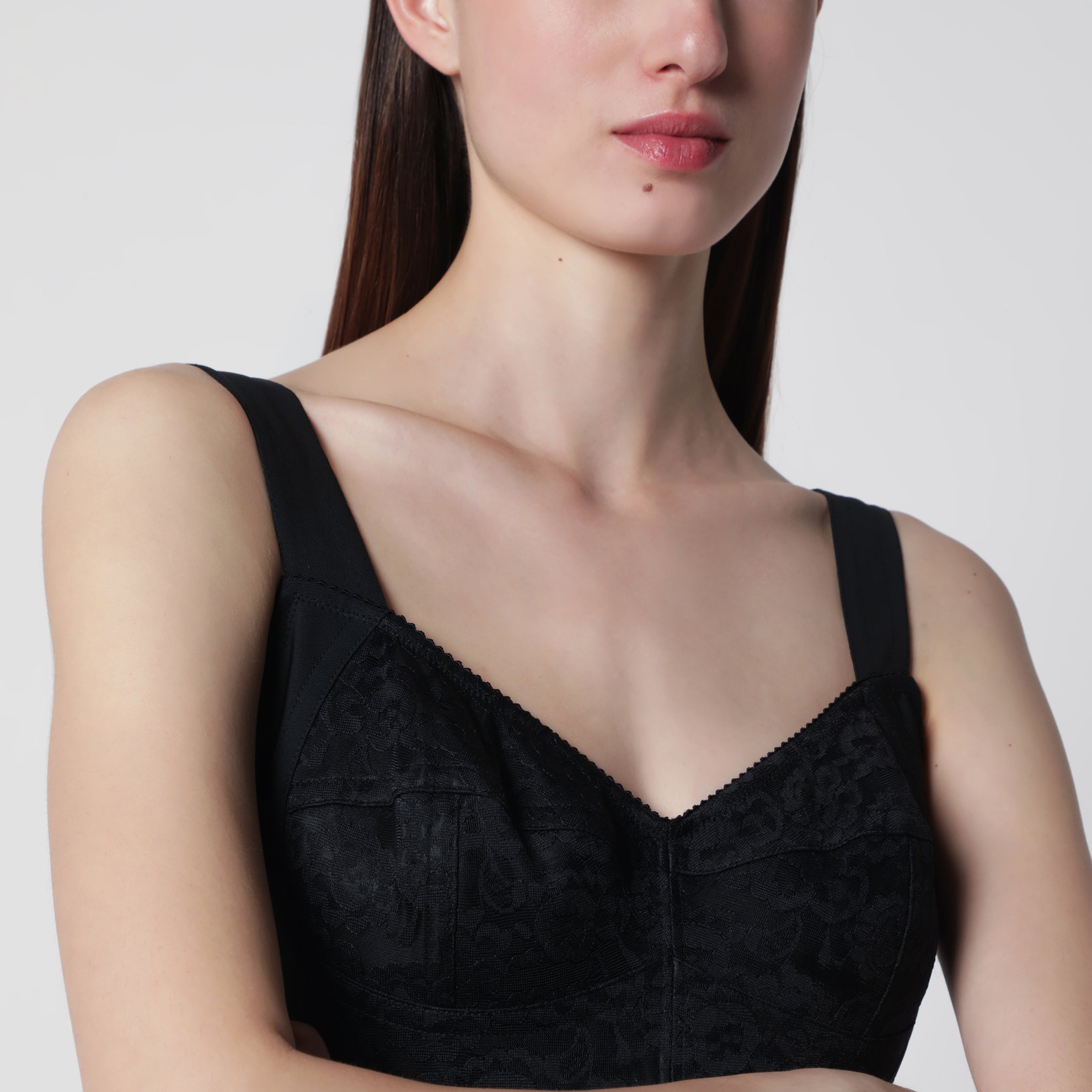 Robe fourreau noire avec détails en dentelle