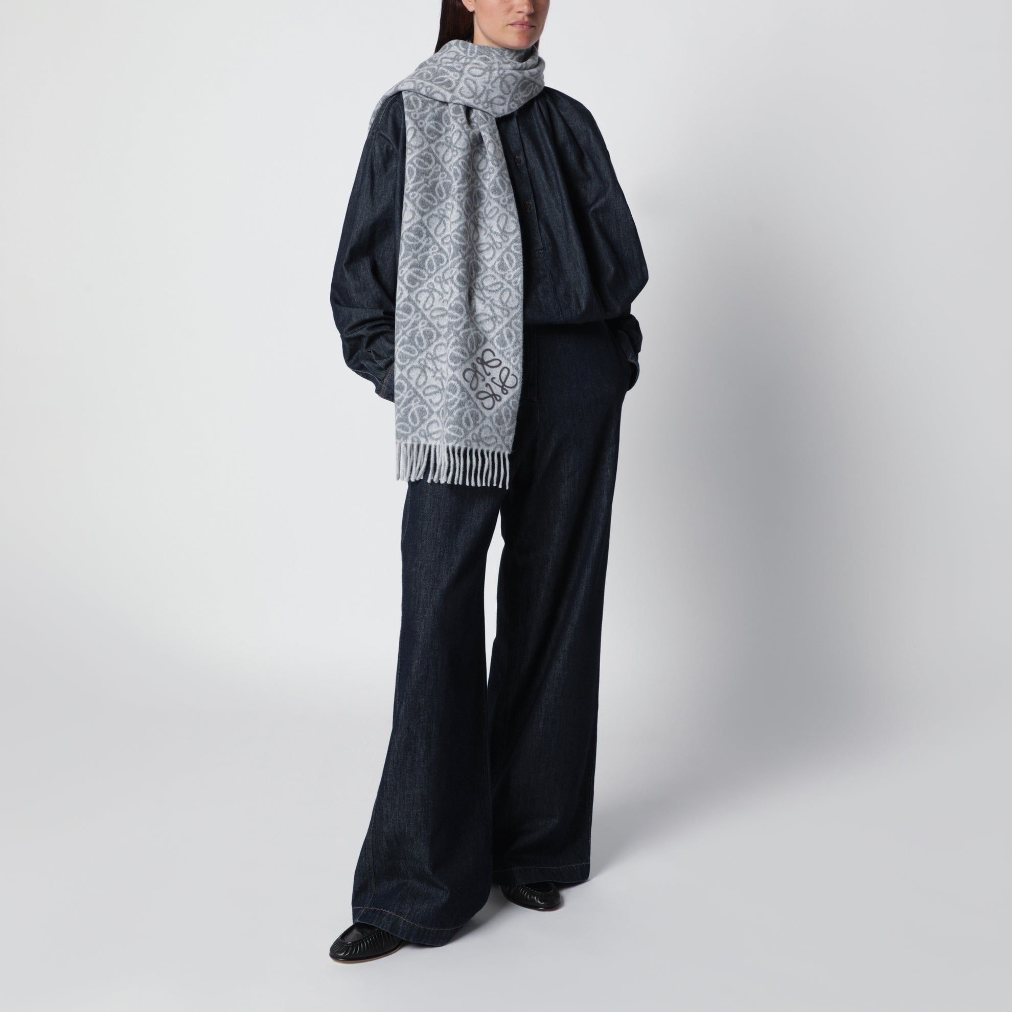 Sciarpa Anagram grigia in lana e cashmere