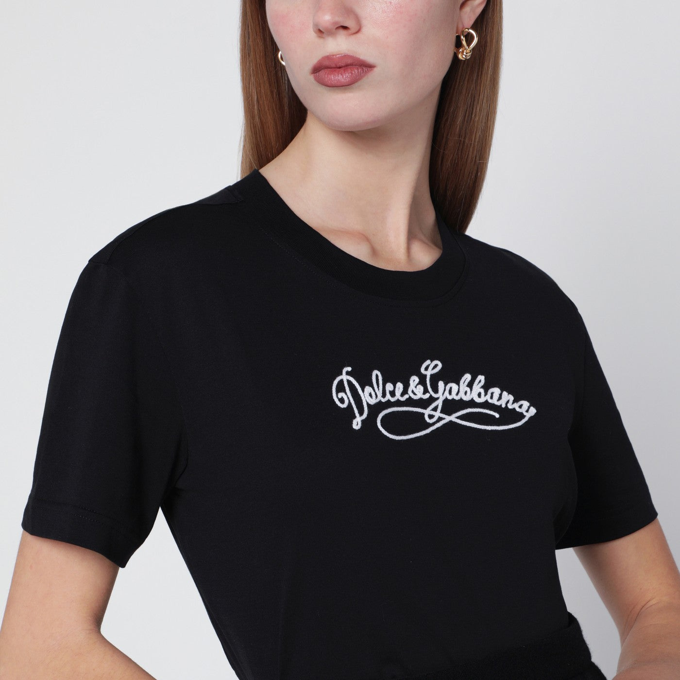 T-shirt nera in jersey con ricamo