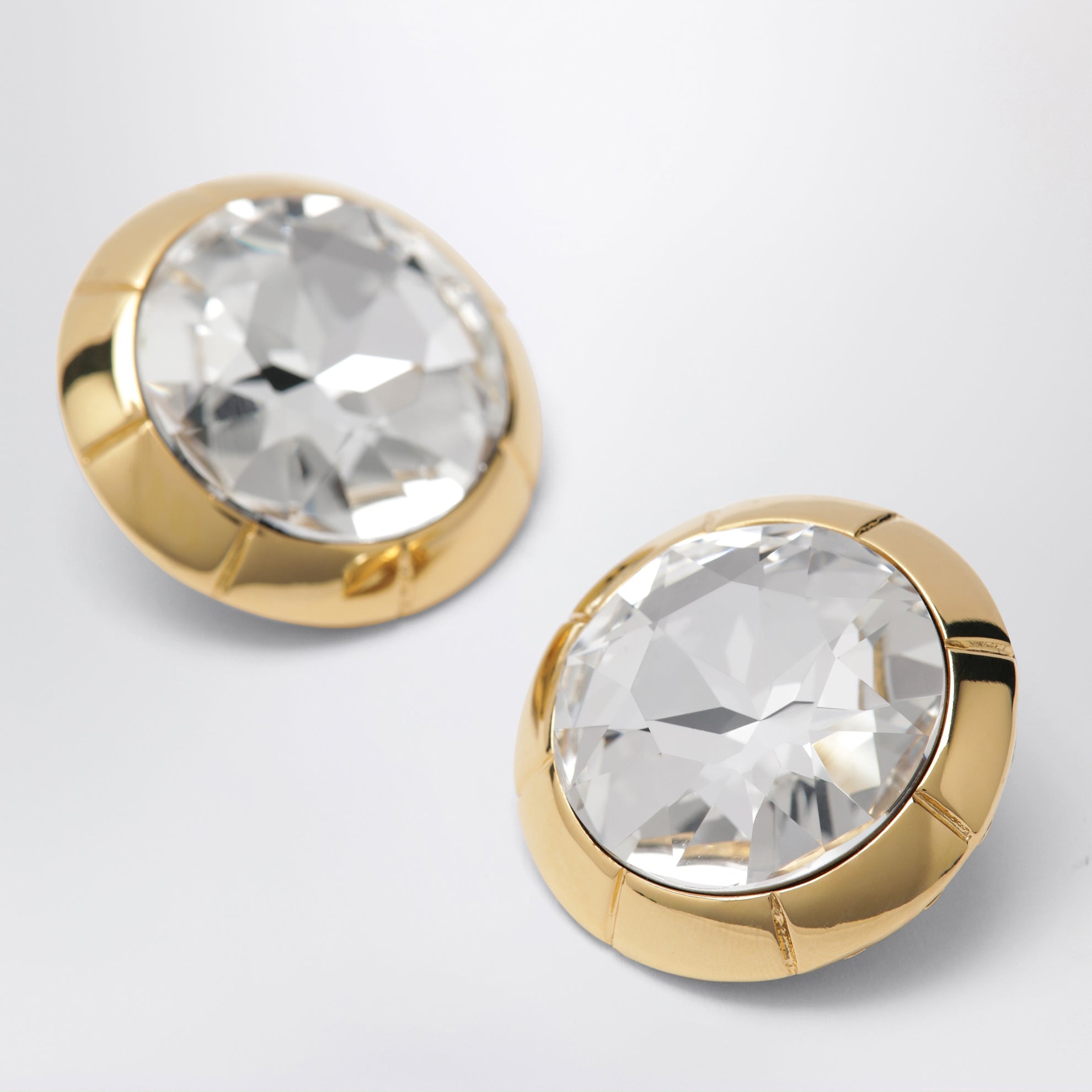 Boucles d’oreilles à clip rondes en métal doré avec cristal