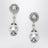Orecchini con pendente in perle e cristalli color argento