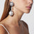 Orecchini con pendente in perle e cristalli color argento