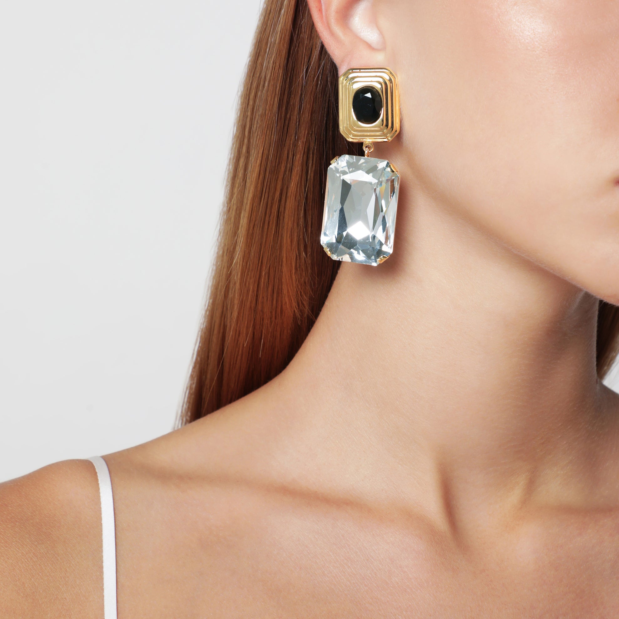 Boucles d’oreilles à clip en métal doré avec cristal pendant