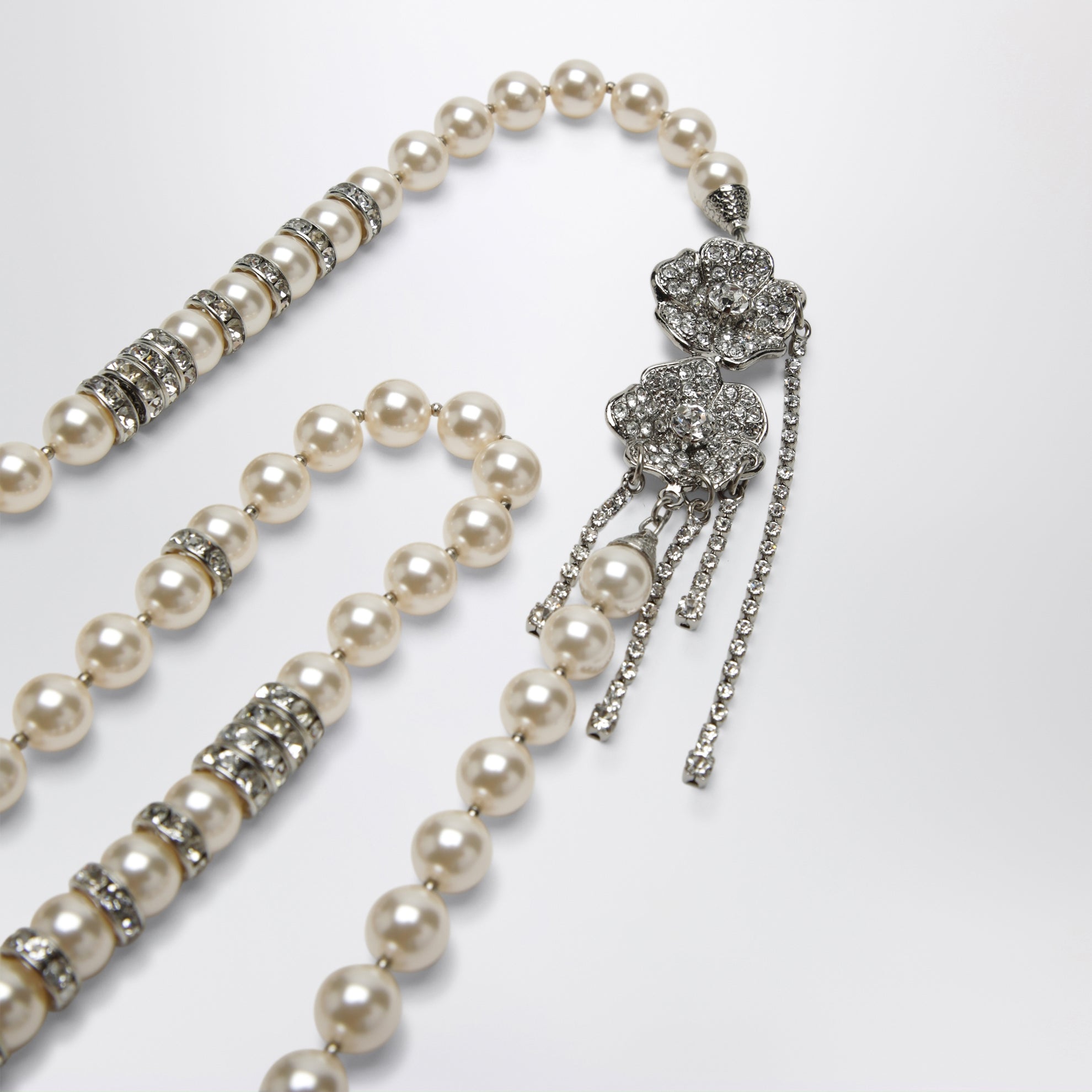 Collier de perles avec fermoir fleur en cristal argenté