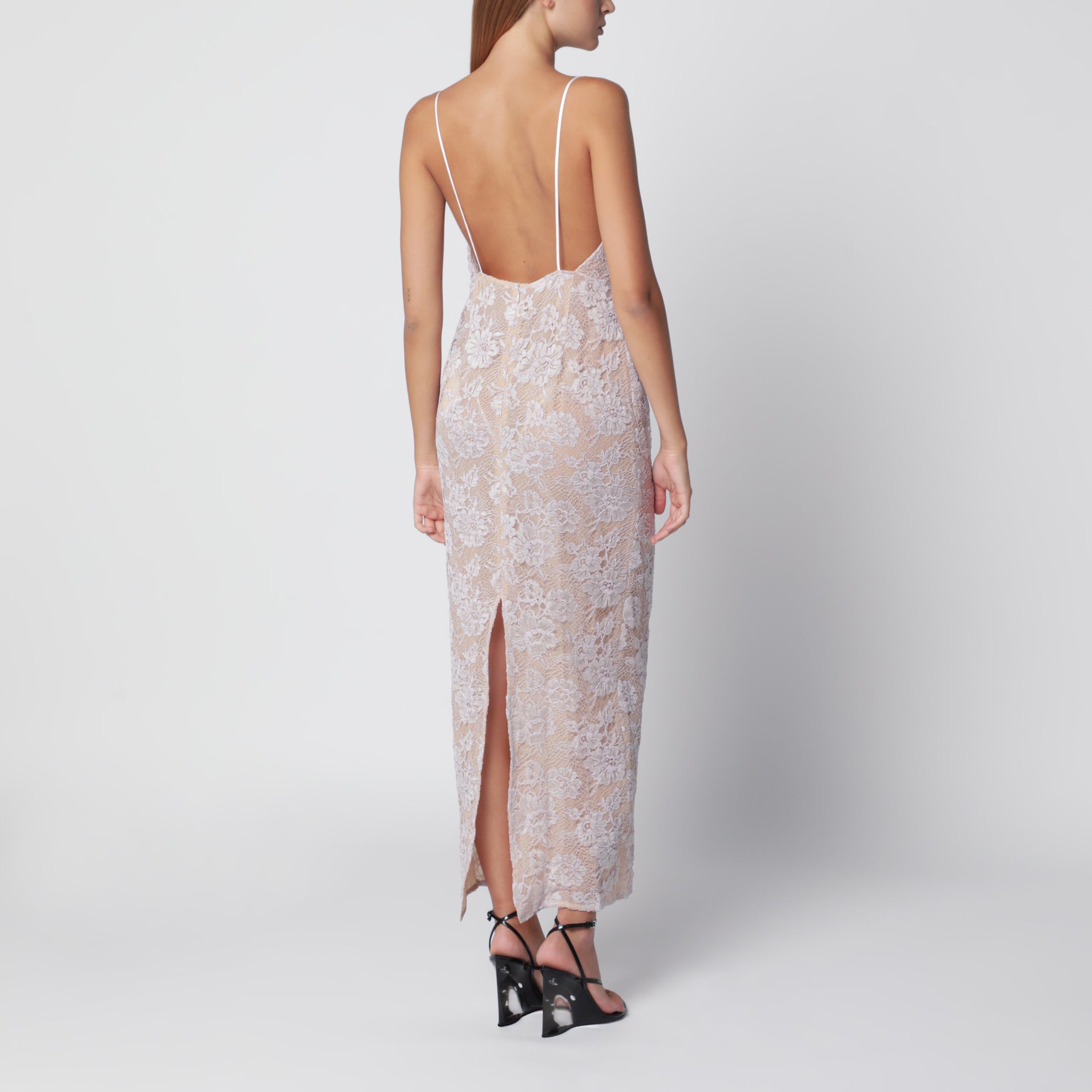Lavendelfarbenes Slipdress aus Spitze