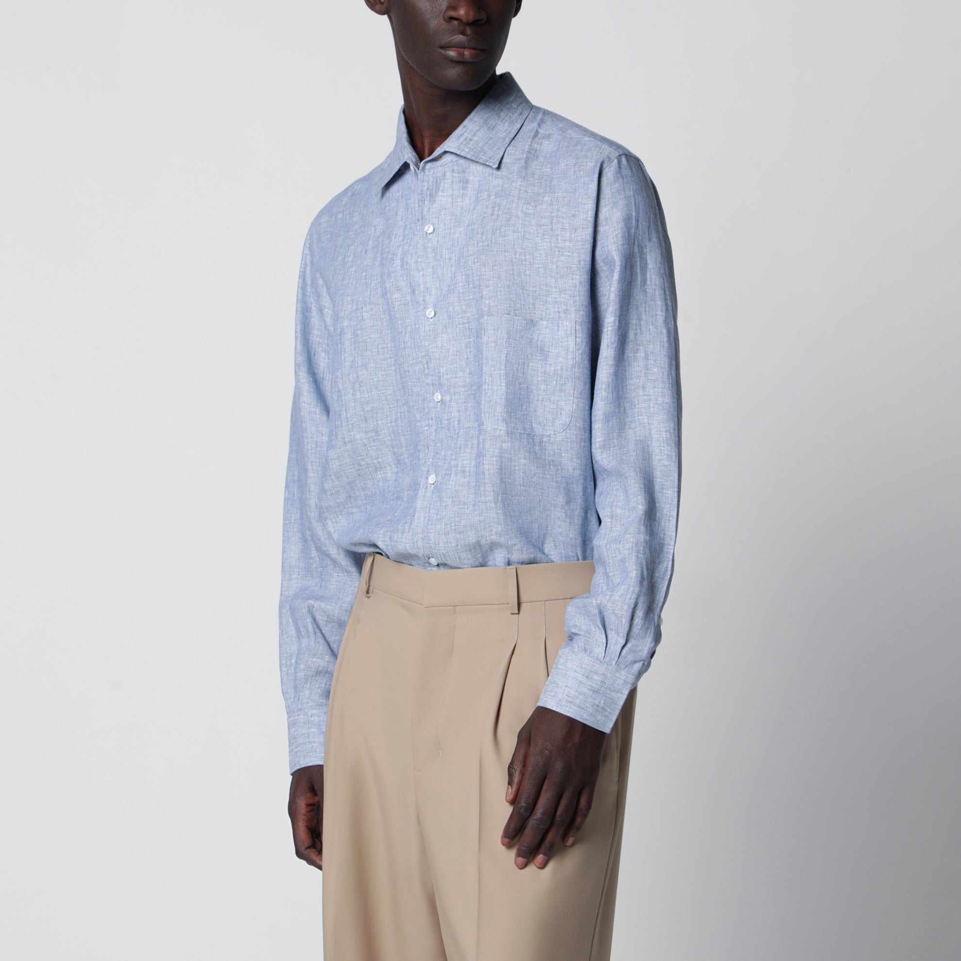 Chemise en lin bleu clair