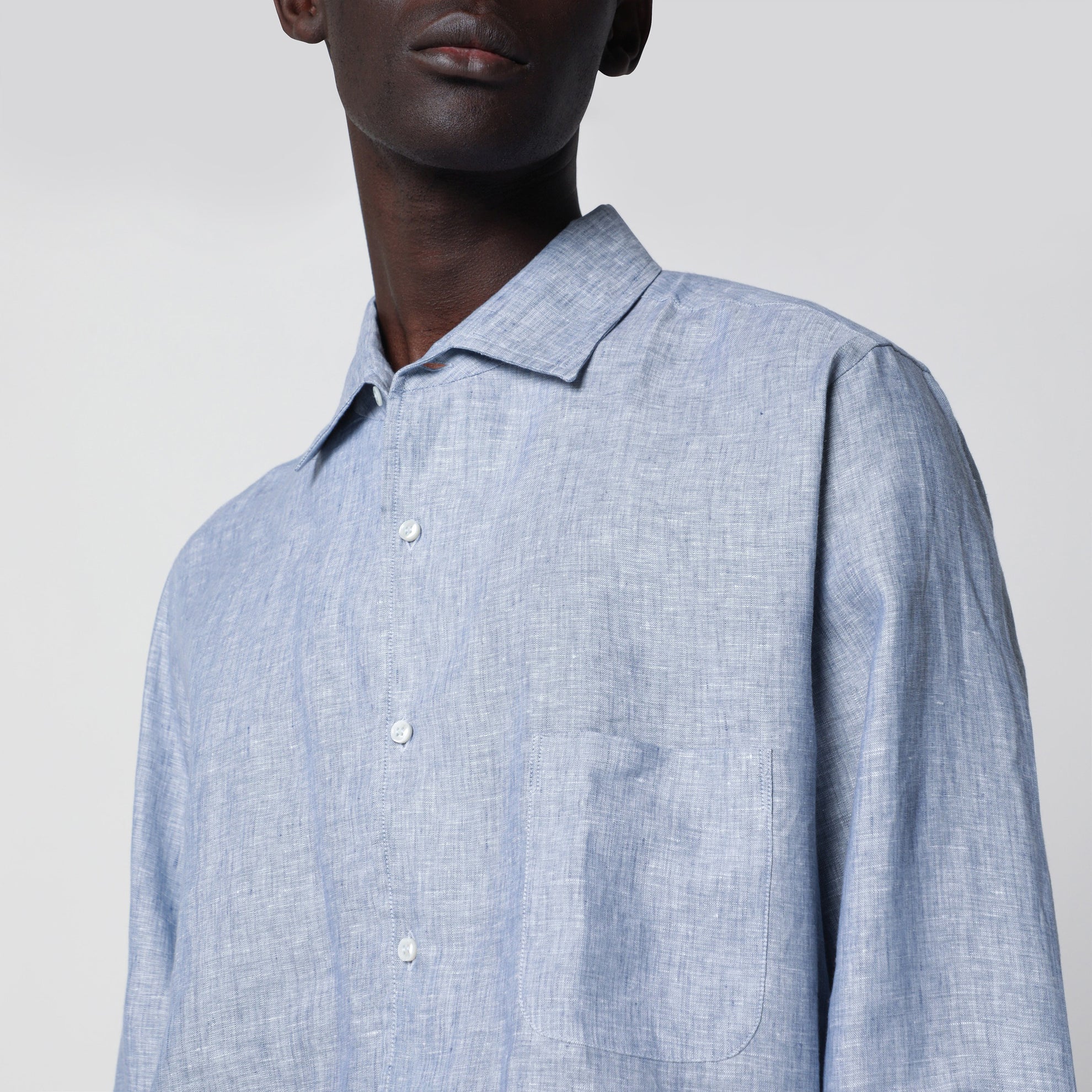 Chemise en lin bleu clair