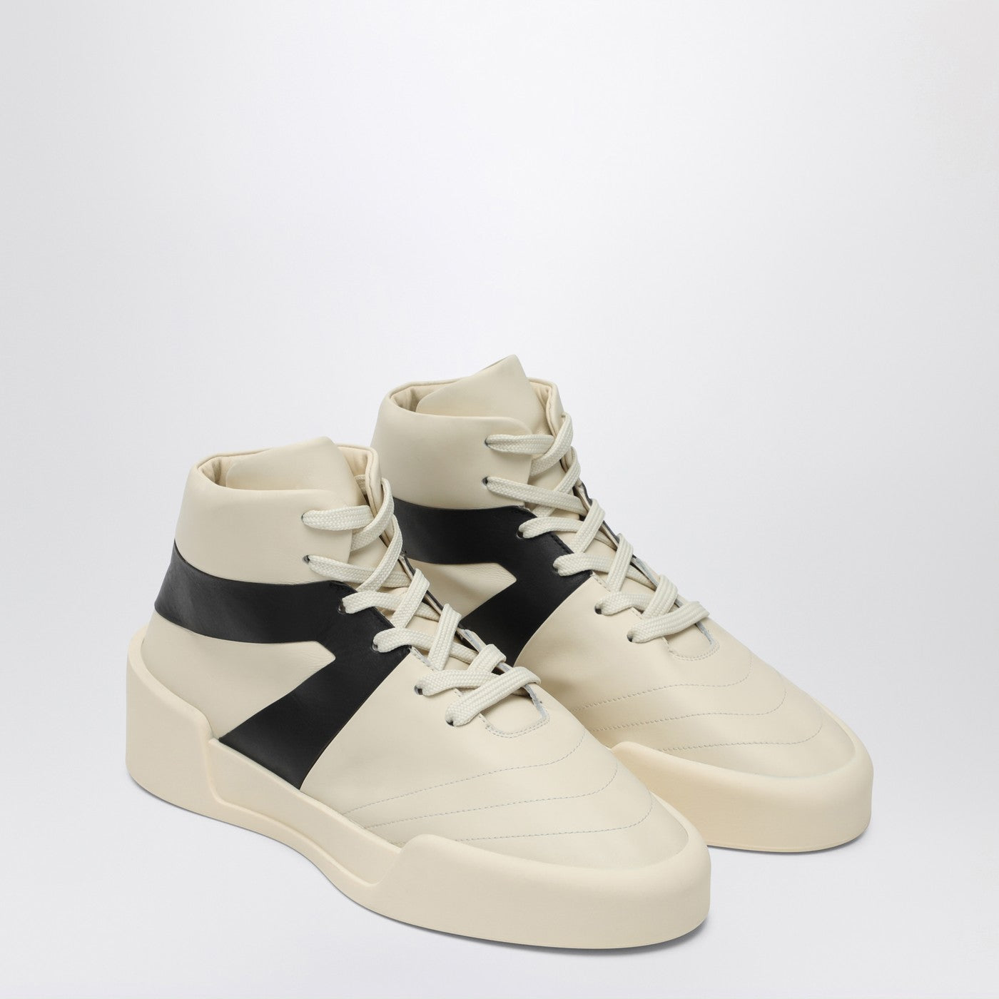 Cream/black Basketball sneaker