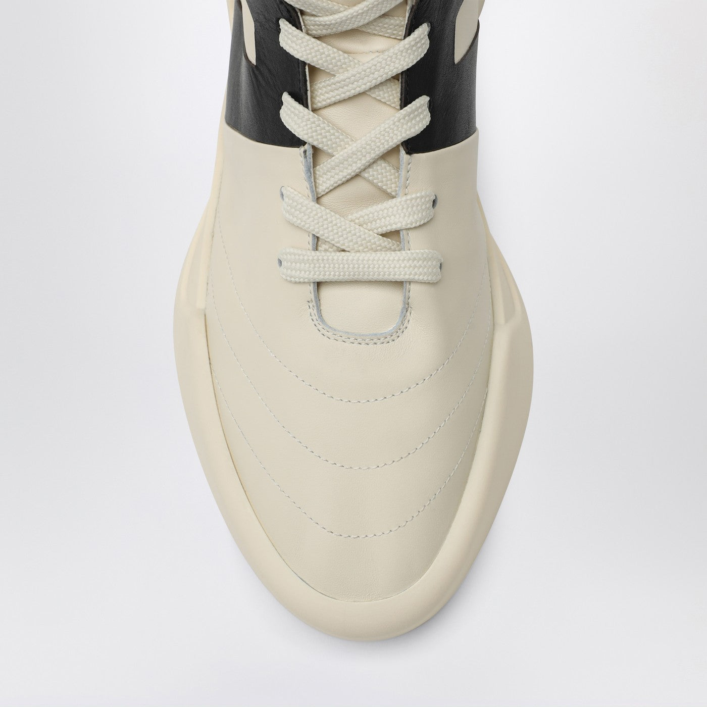Cream/black Basketball sneaker