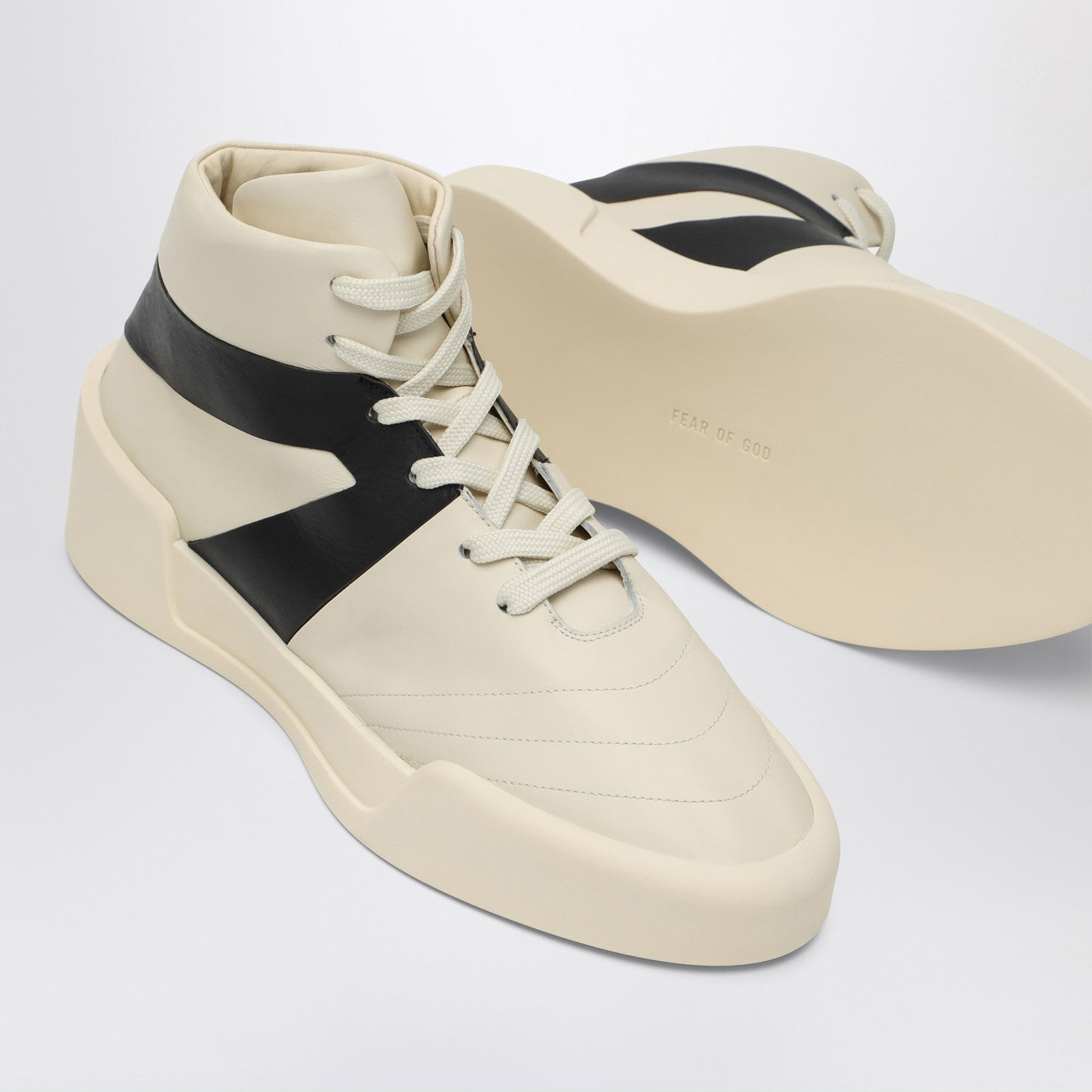 Cream/black Basketball sneaker