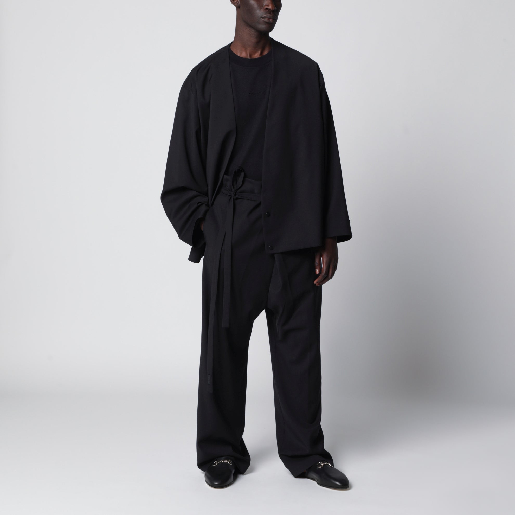 Schwarze Wolljacke mit Schalkragen