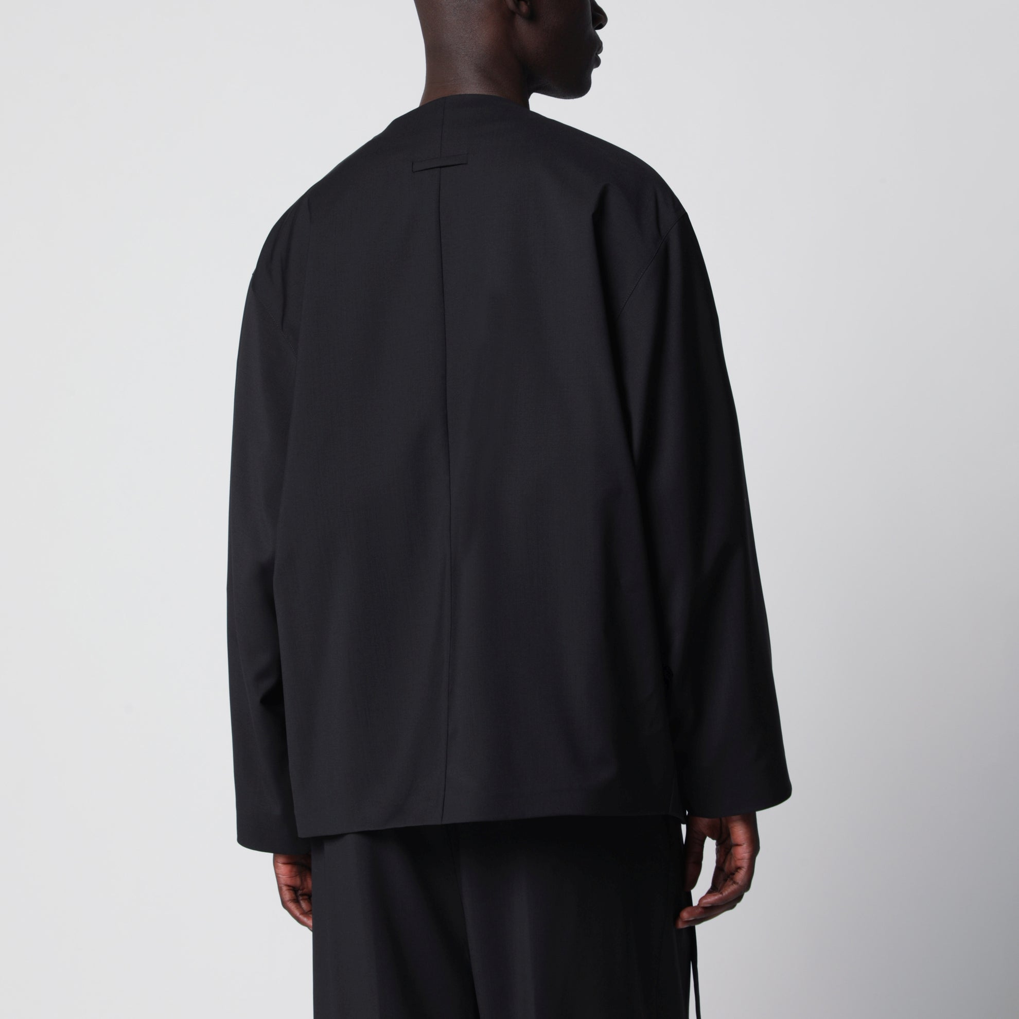 Schwarze Wolljacke mit Schalkragen