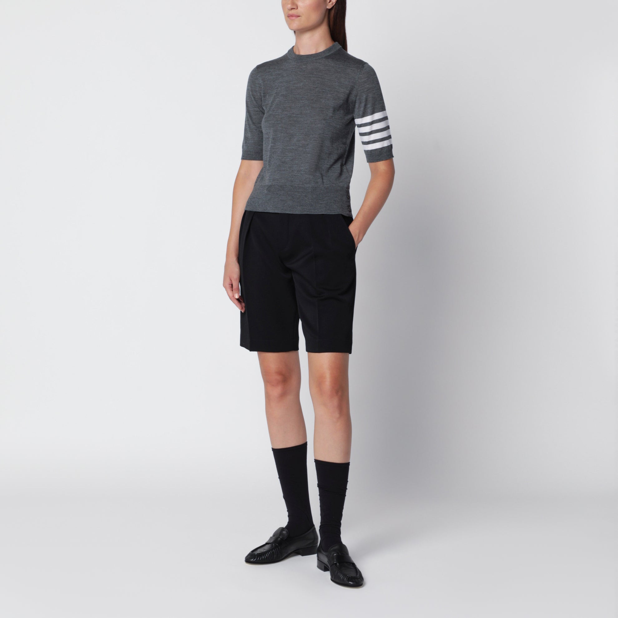 Grauer Pullover aus reiner Schurwolle