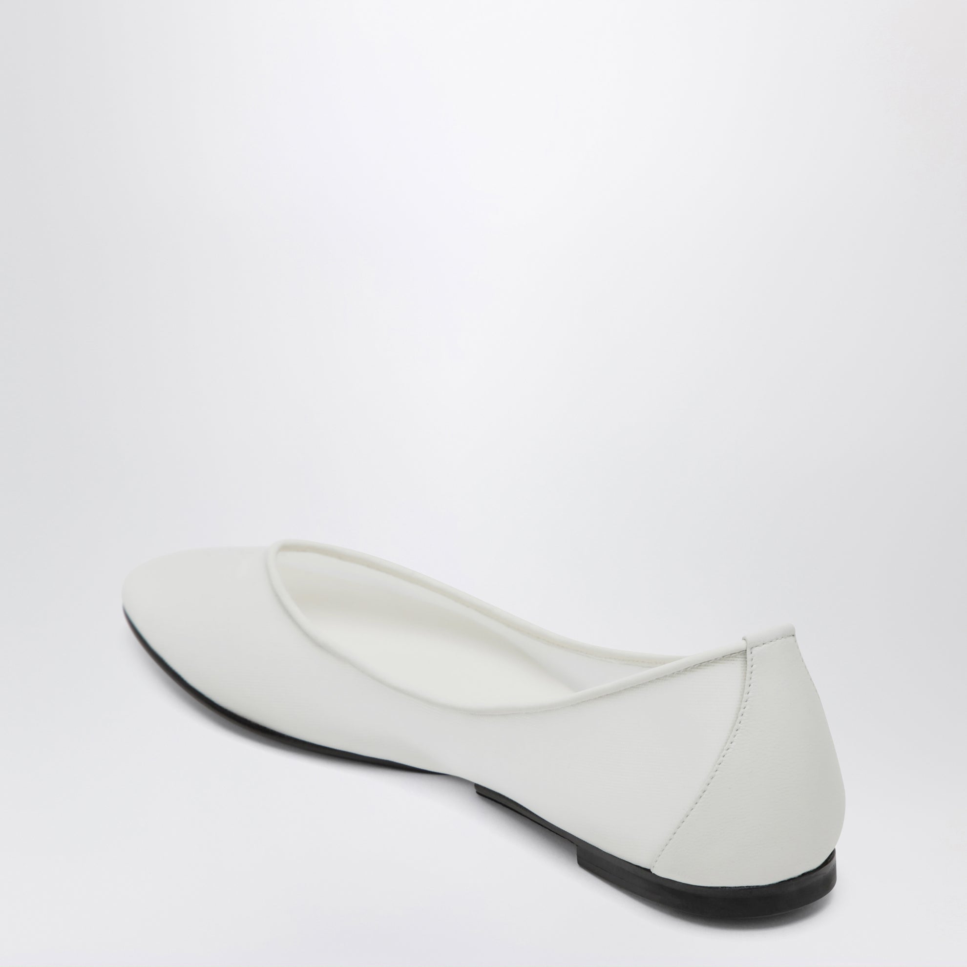 Ballerine a punta in pelle di vitello bianca