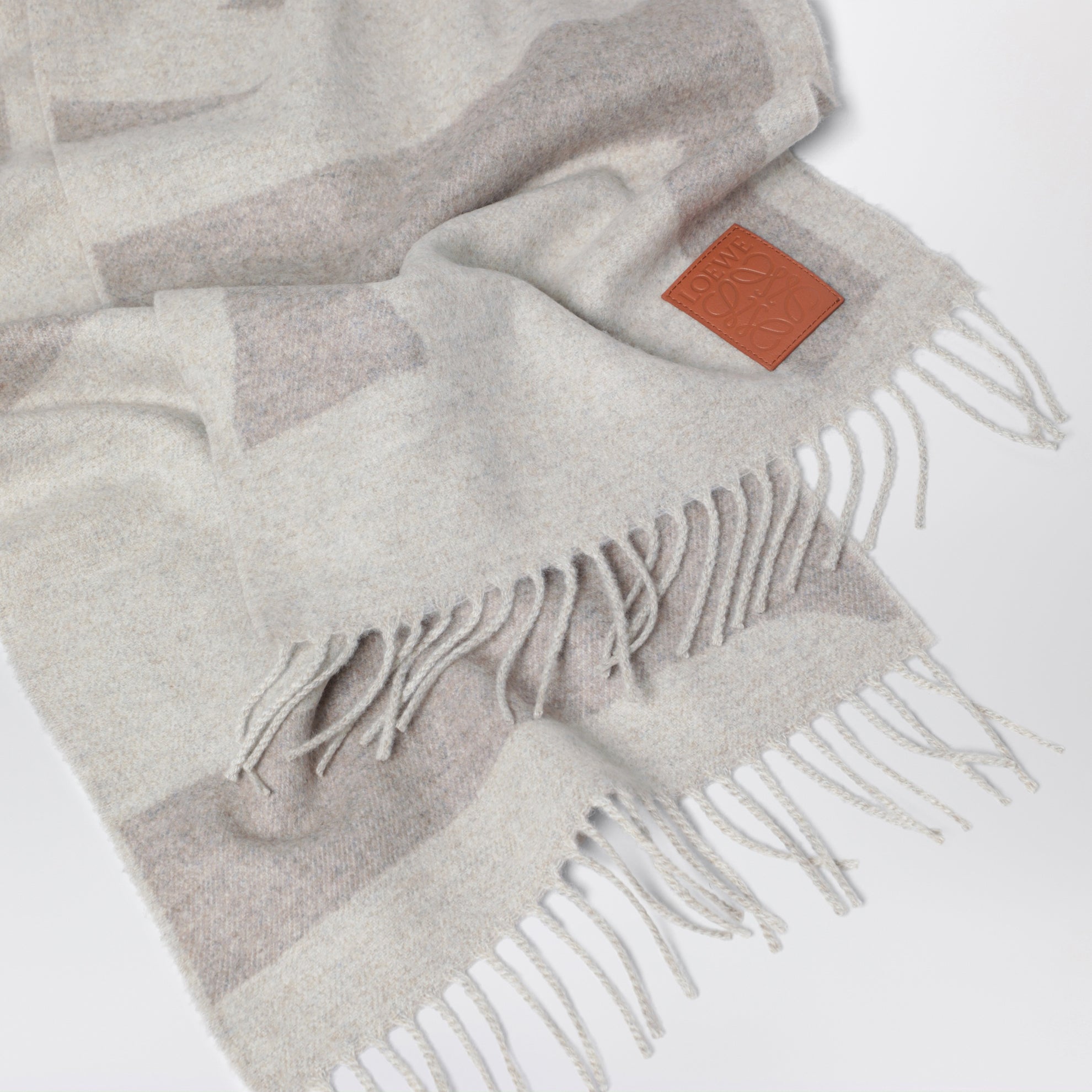 Hellgrauer Kaschmirschal mit Anagram Patch