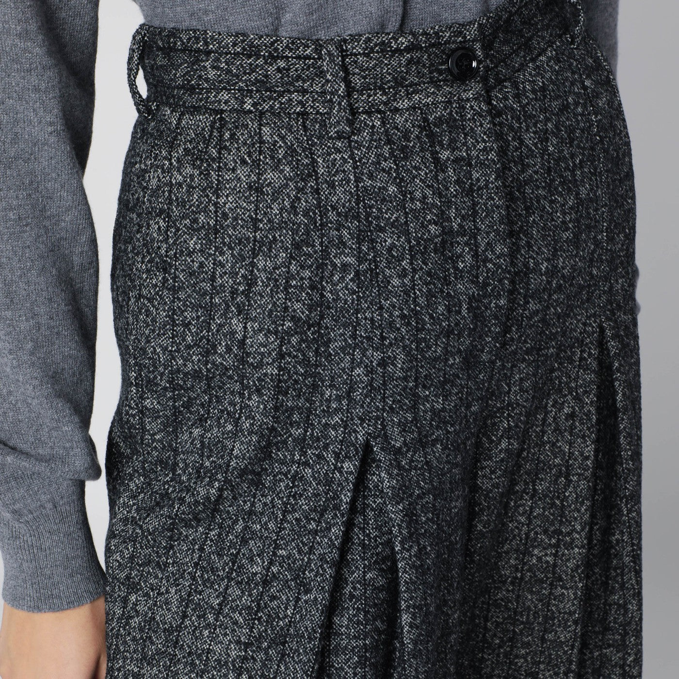 Pantalon large gris foncé à rayures