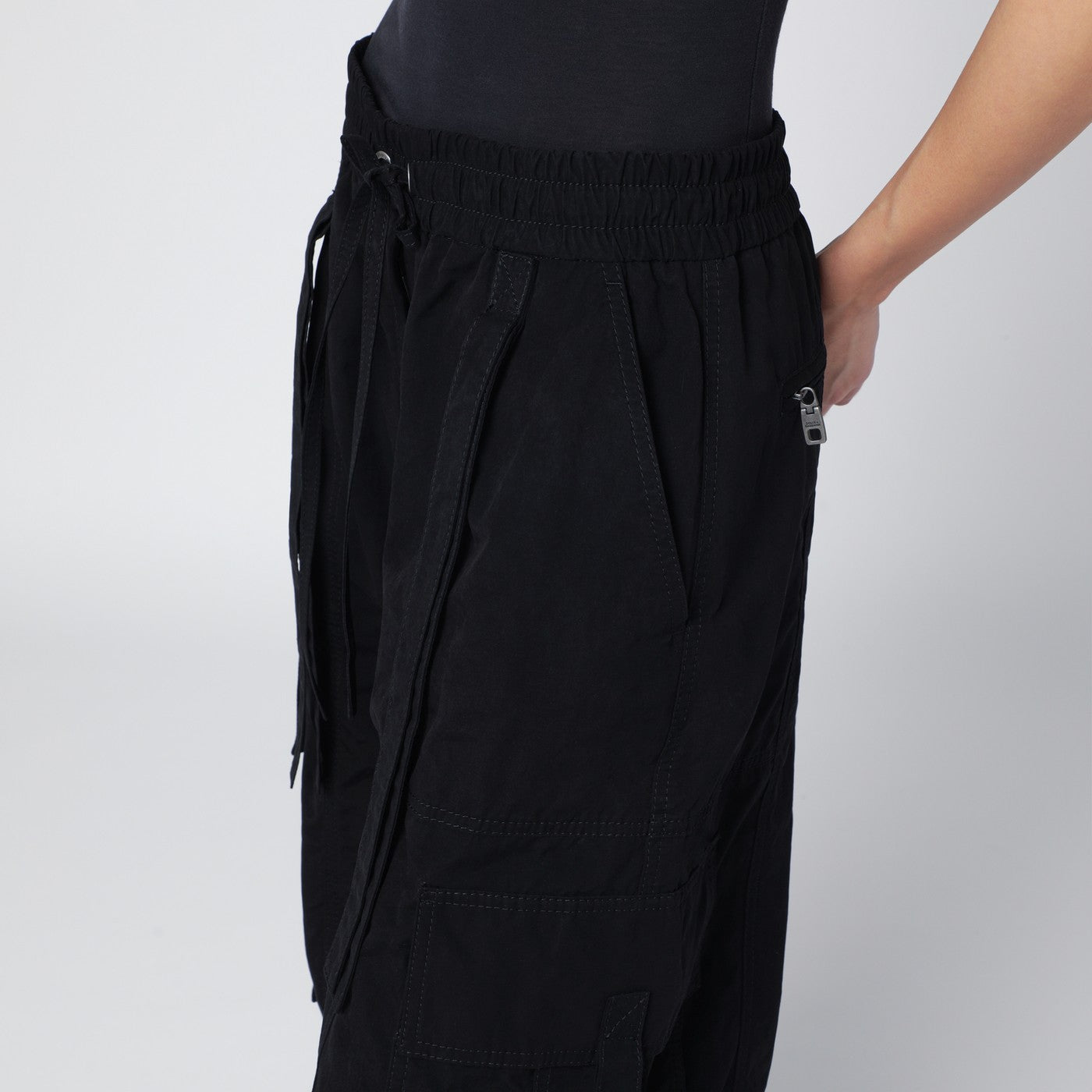 Schwarze Cargo-Hose aus gewachstem Faille