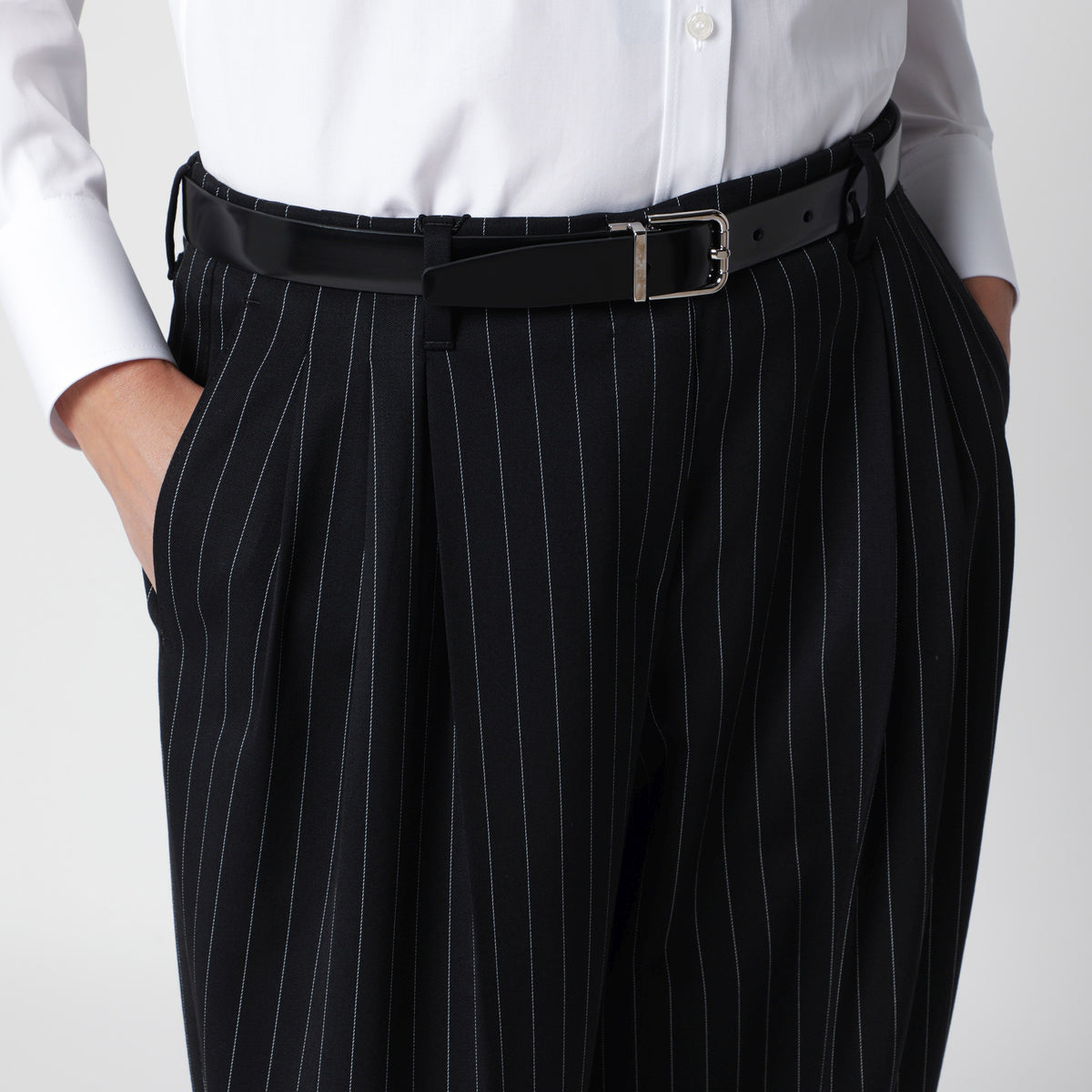 Pantalon noir ceinturé à motif rayures tennis
