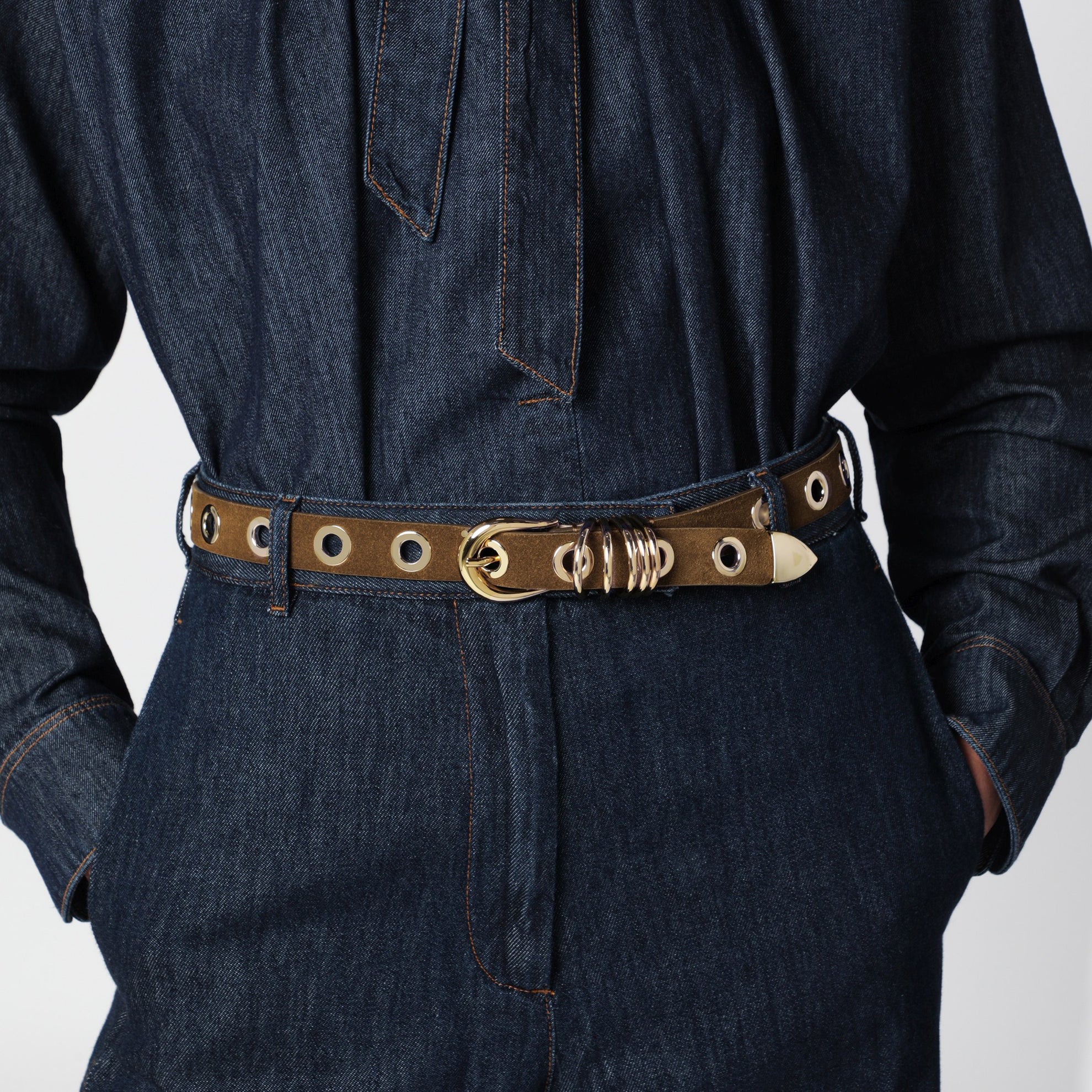Ceinture marron en daim avec œillets métalliques