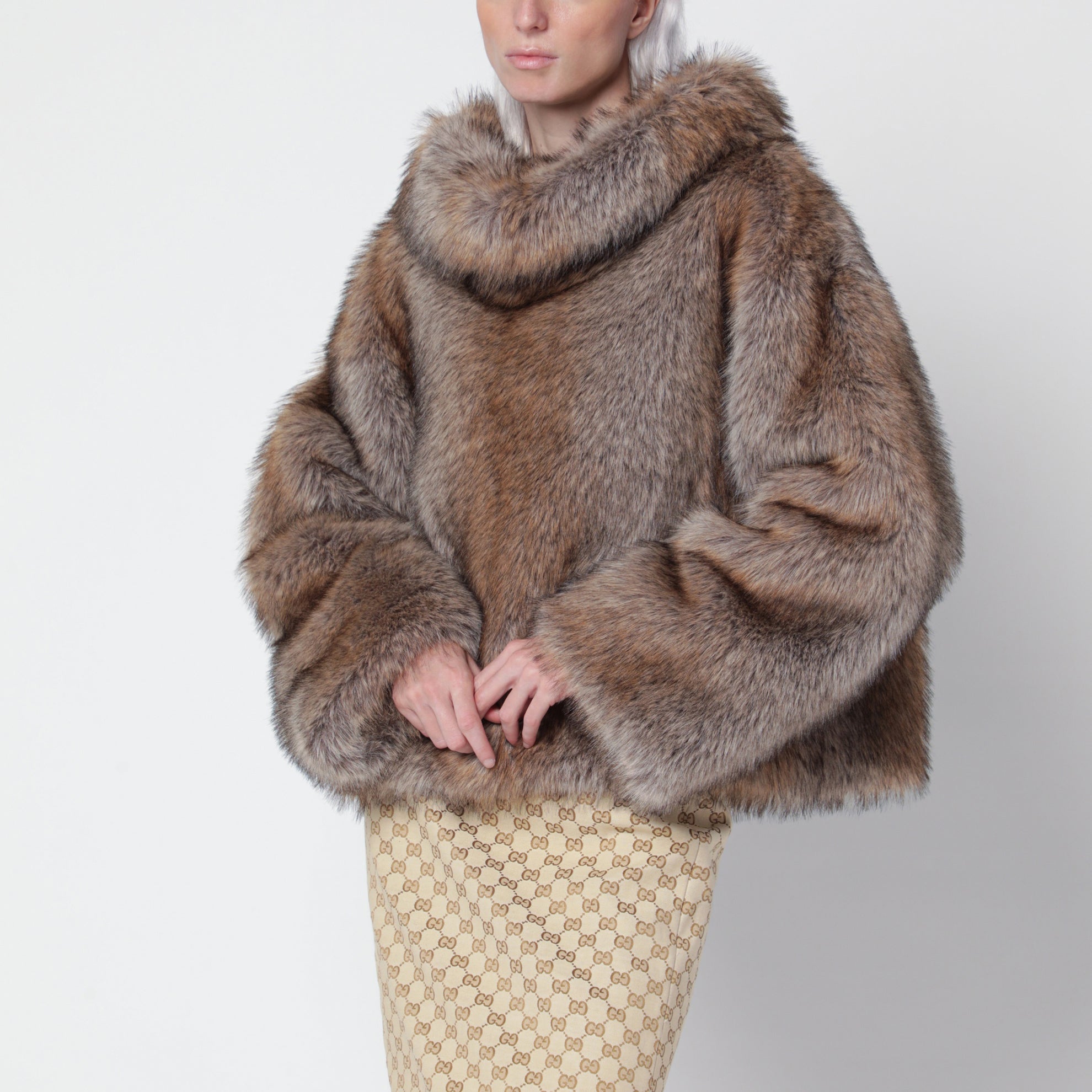 Poncho Brigitte en fausse fourrure effet loup