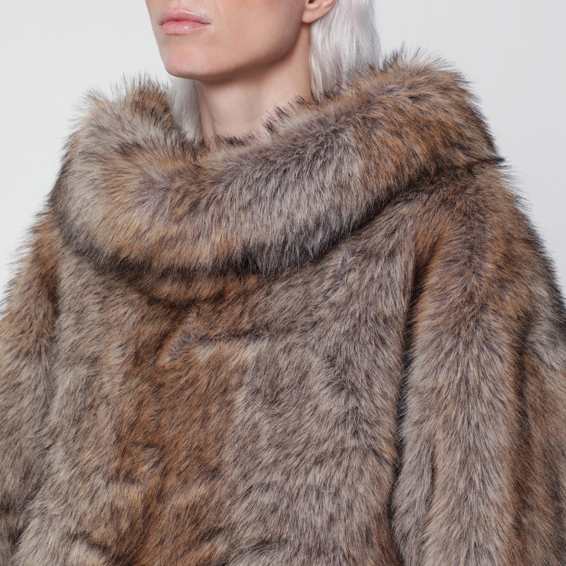 Poncho Brigitte en fausse fourrure effet loup