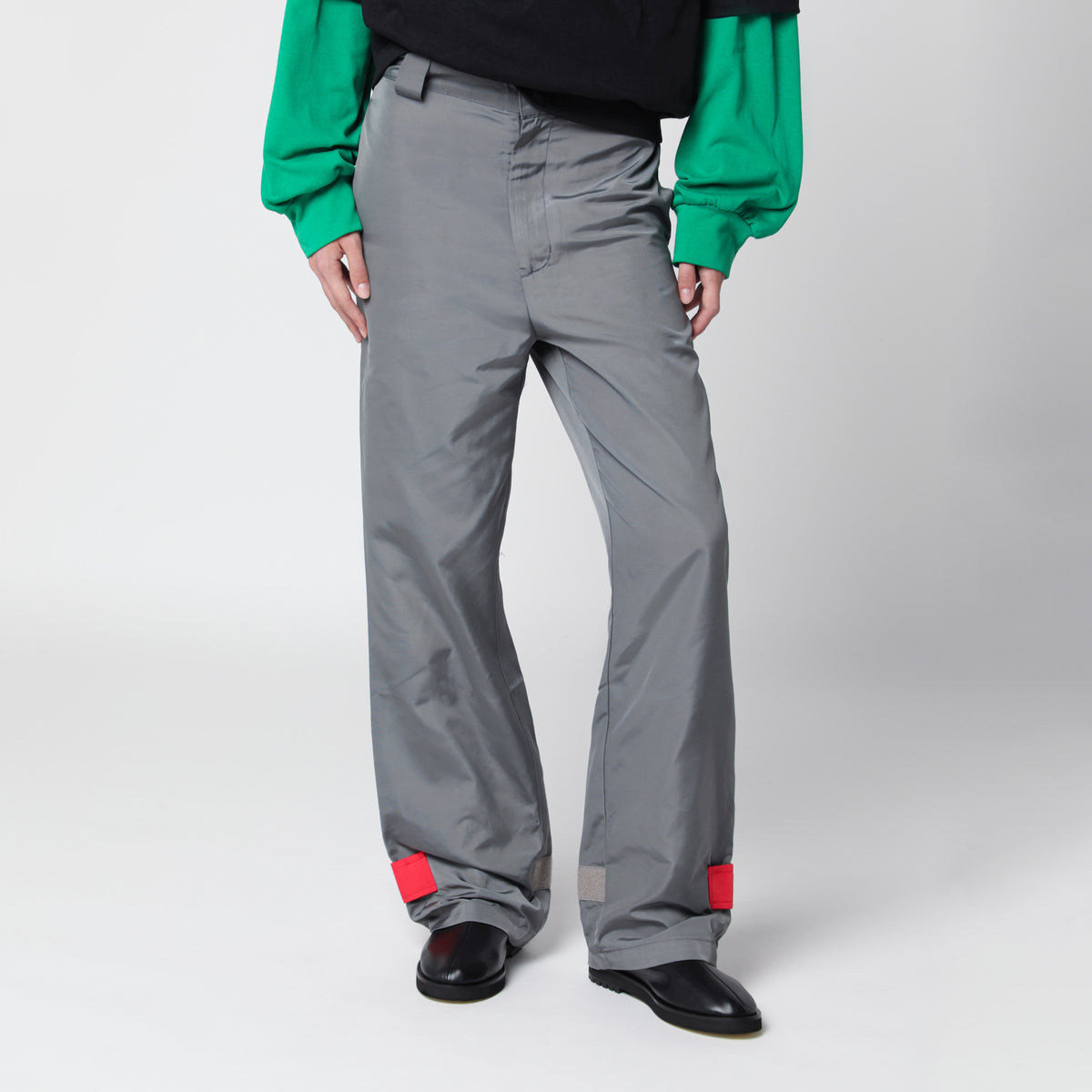 Pantaloni grigi/rossi in tessuto con finitura lucida
