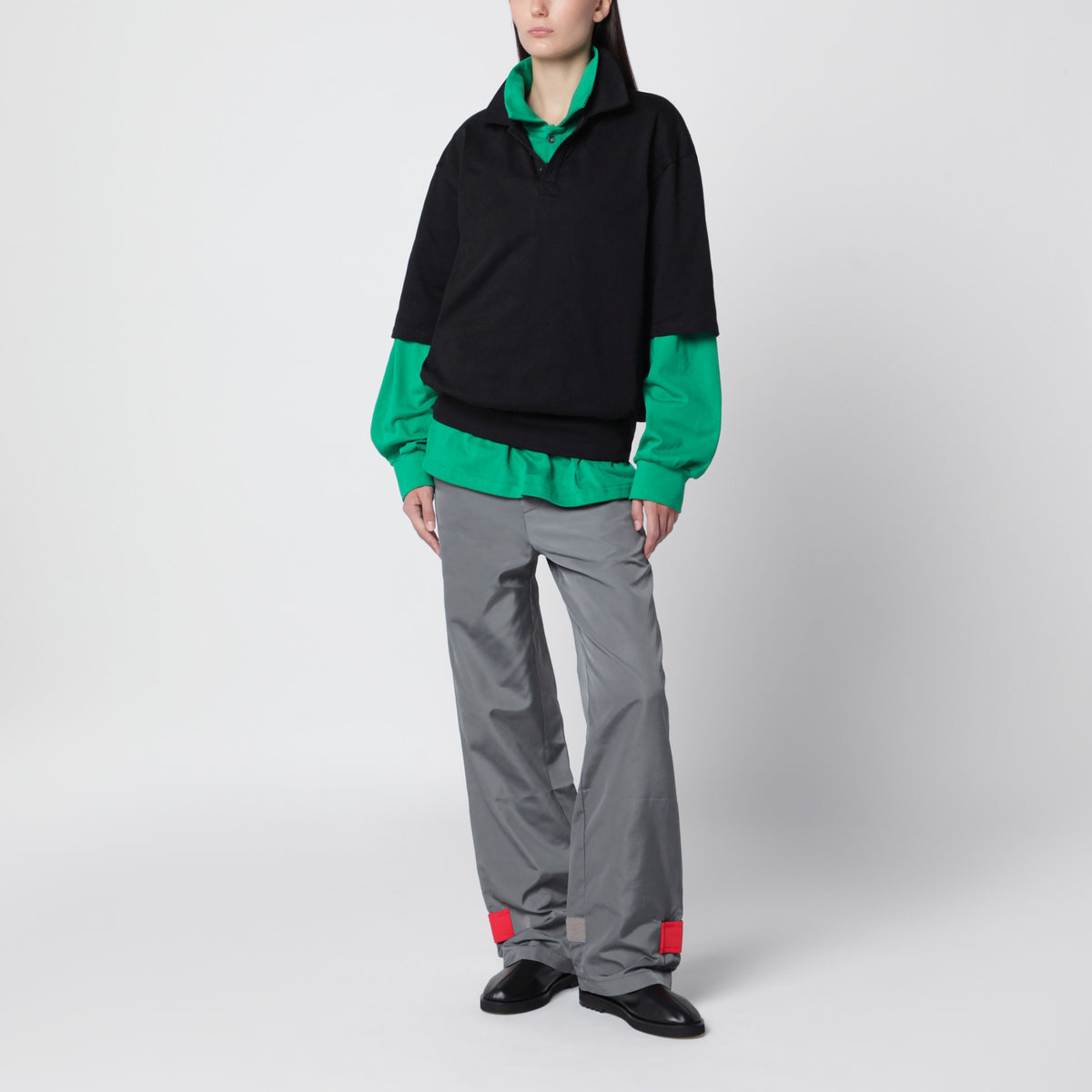 Pantaloni grigi/rossi in tessuto con finitura lucida