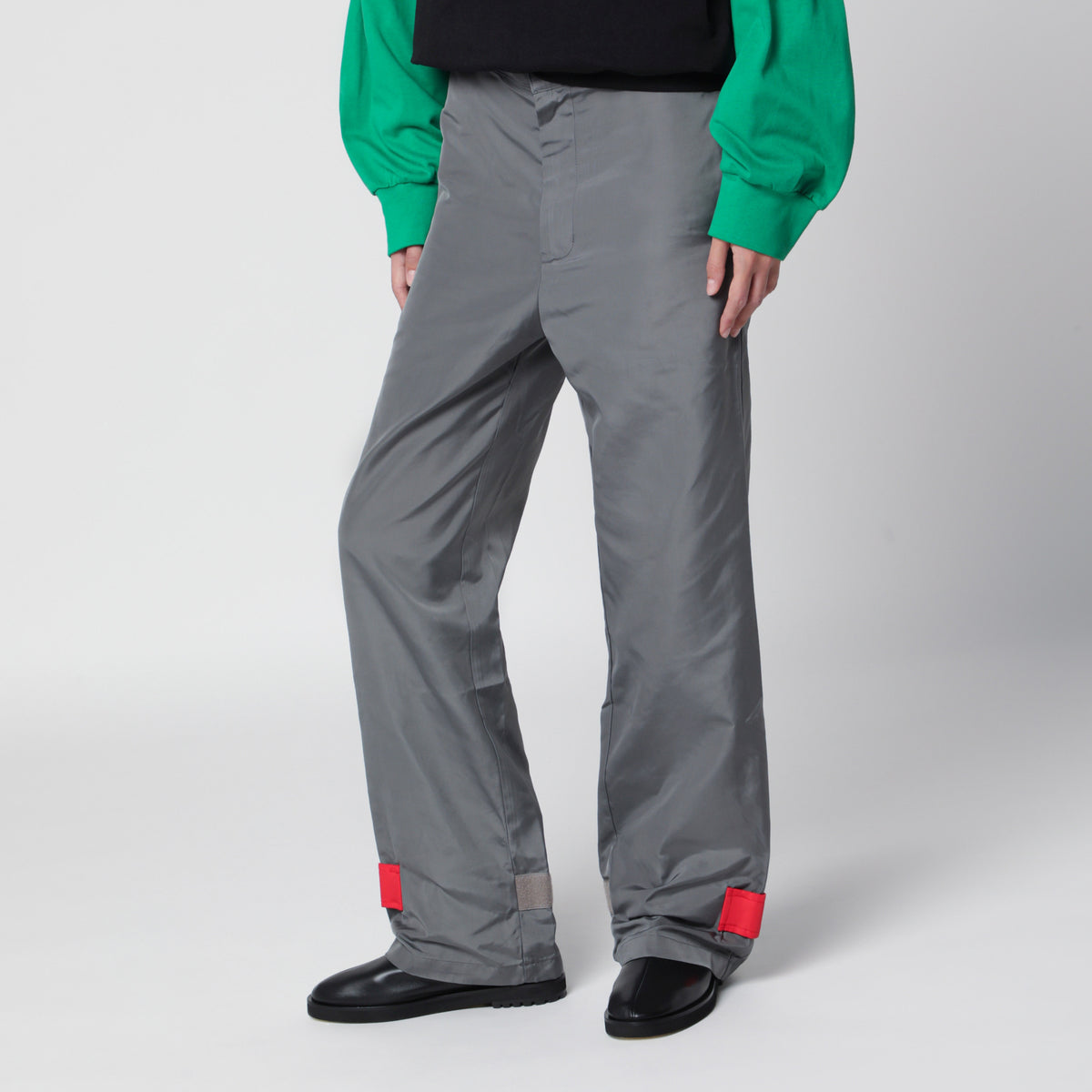 Pantaloni grigi/rossi in tessuto con finitura lucida