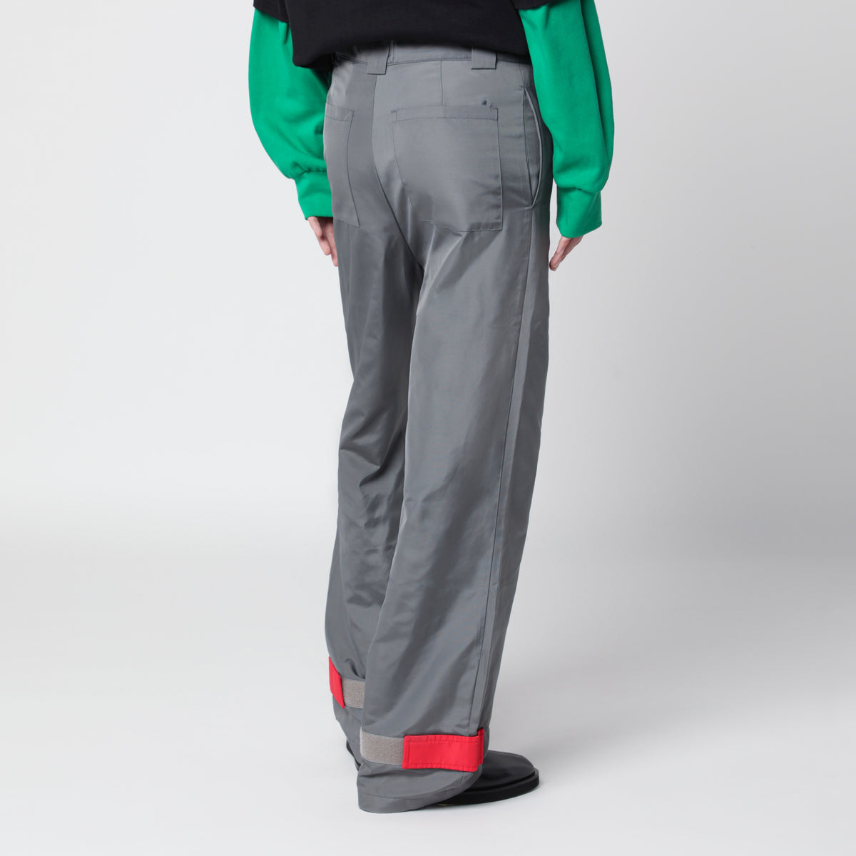 Pantaloni grigi/rossi in tessuto con finitura lucida