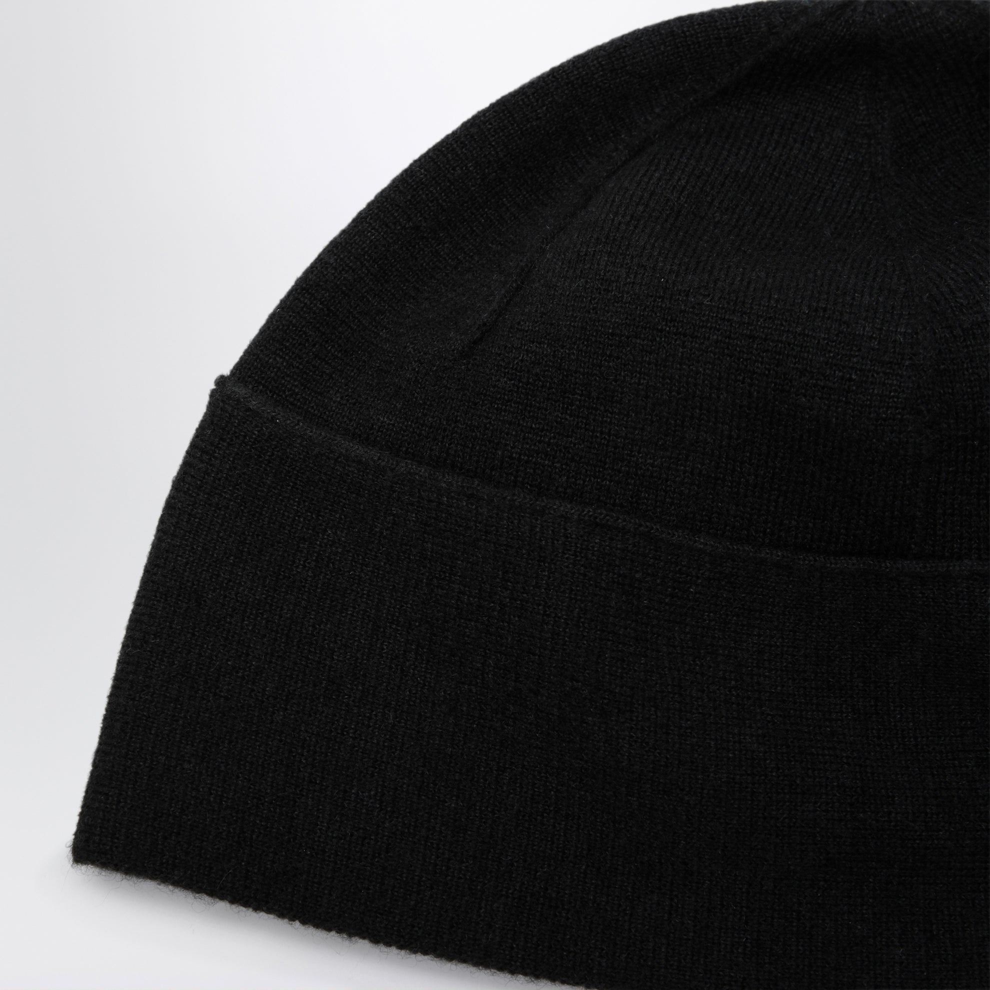 Black Petunia beanie in a cashmere blend