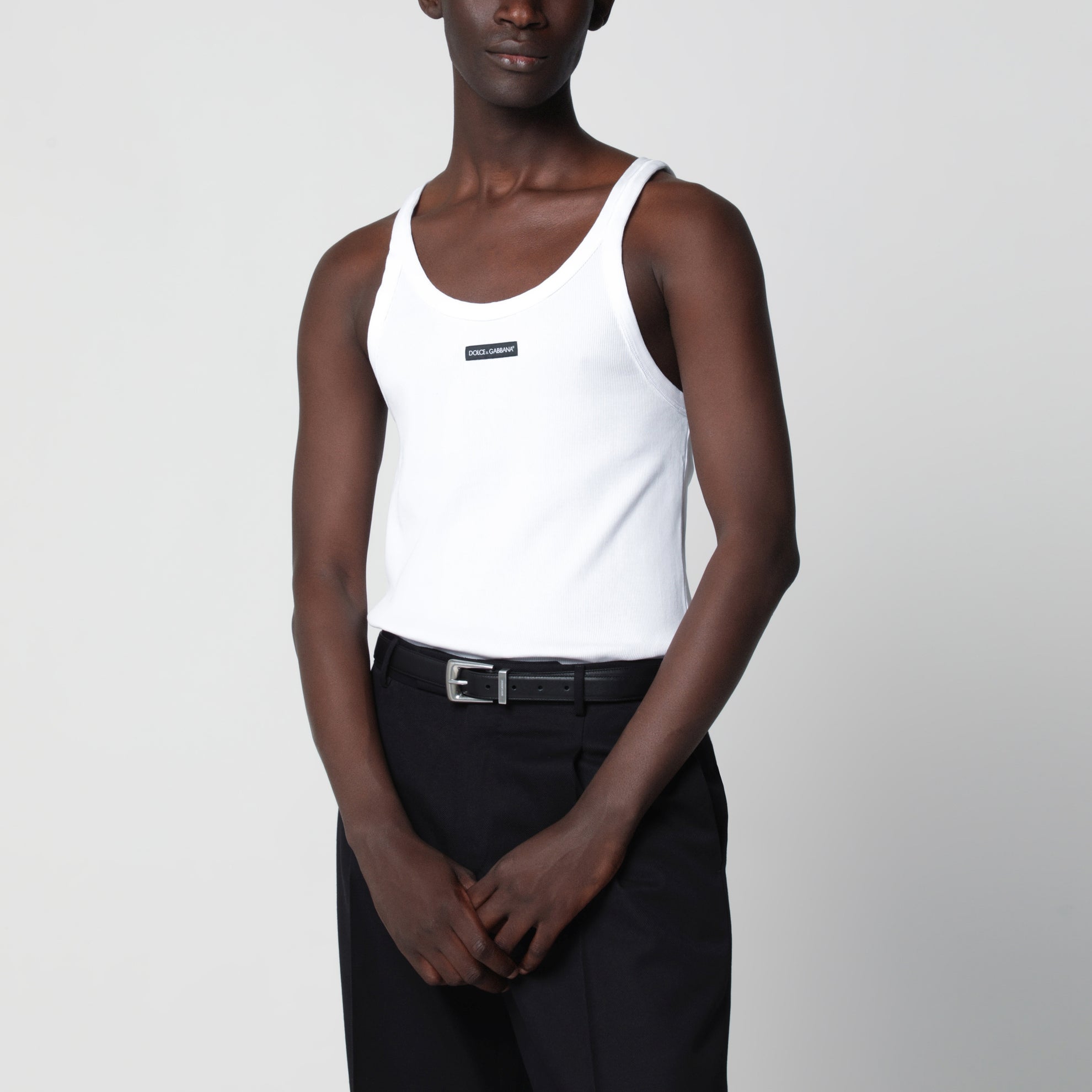 Weißes geripptes Baumwolltanktop mit Logo-Patch