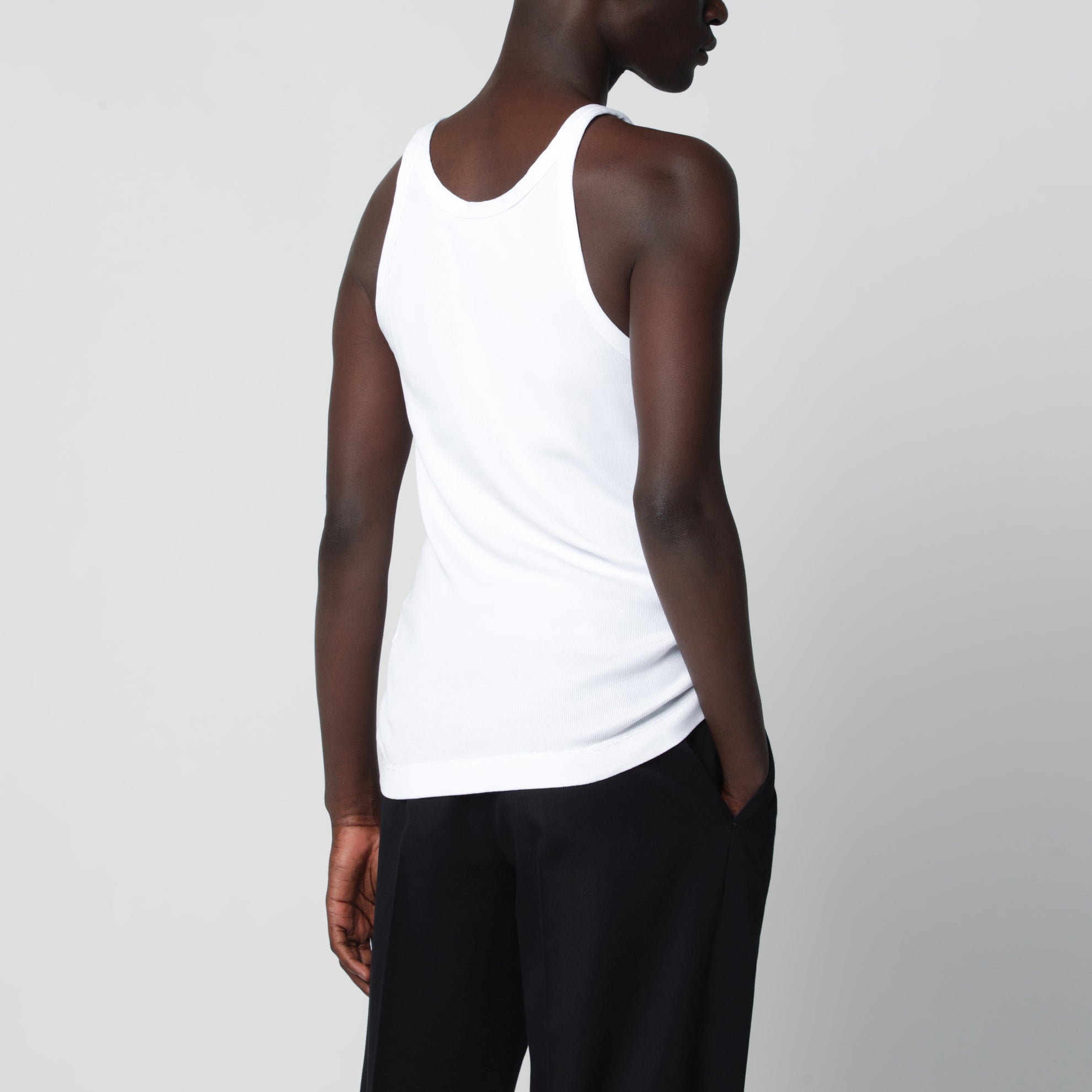Weißes geripptes Baumwolltanktop mit Logo-Patch