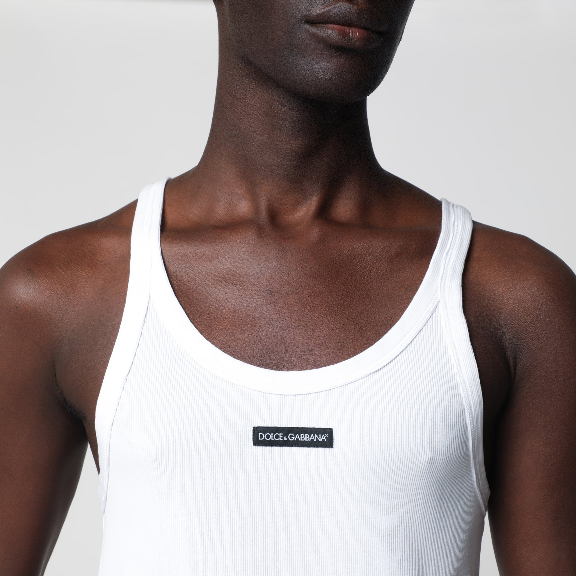 Weißes geripptes Baumwolltanktop mit Logo-Patch