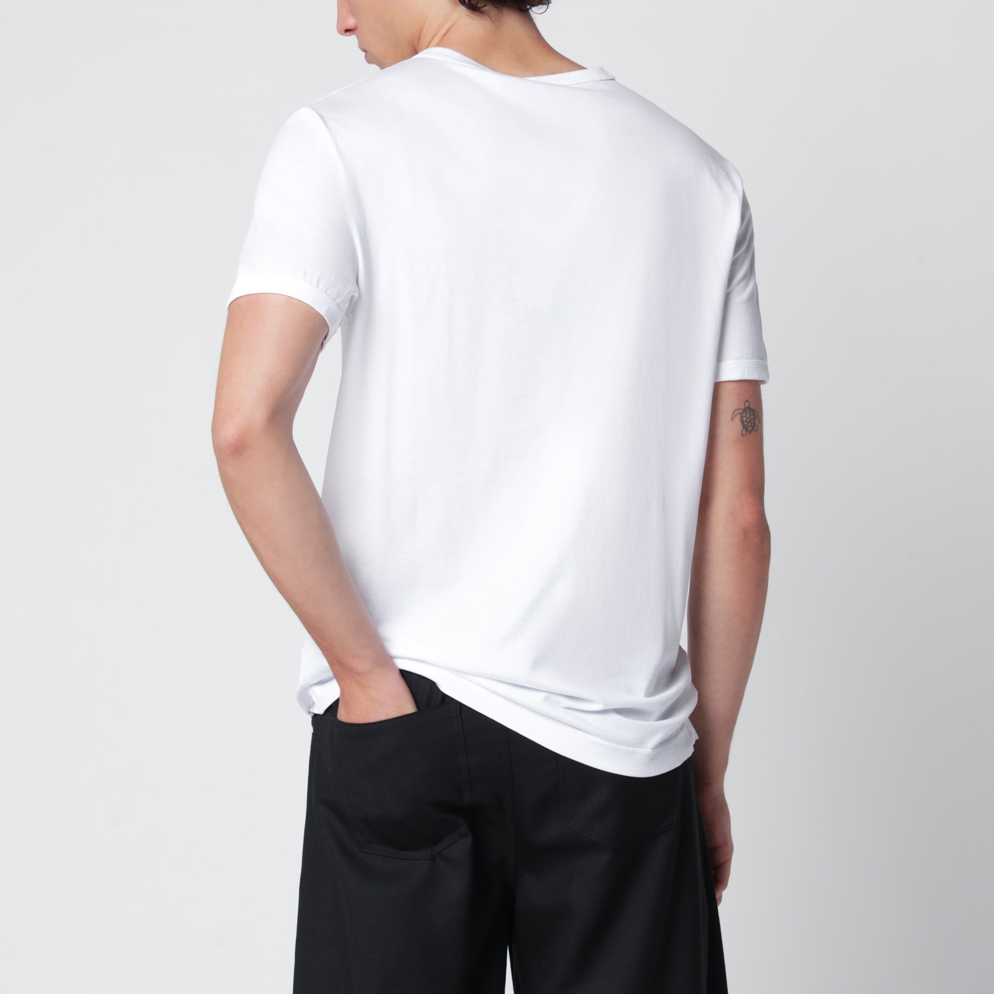 T-shirt in cotone con placca logata bianca