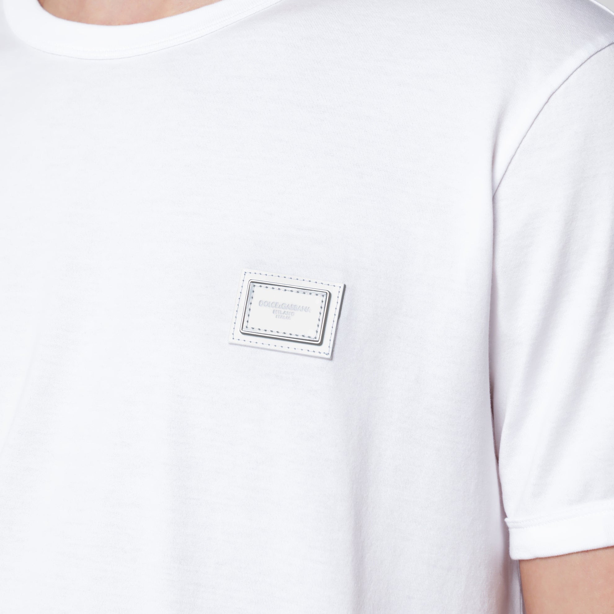 T-shirt in cotone con placca logata bianca