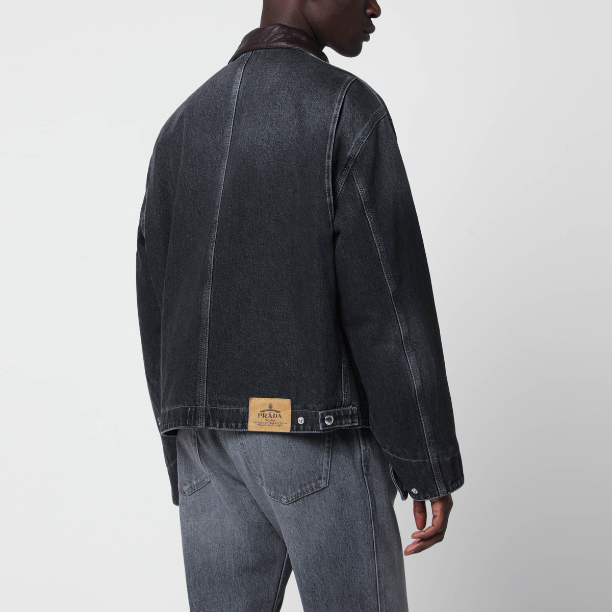 Schwarze Denimjacke mit Reißverschluss im Vintage-Look