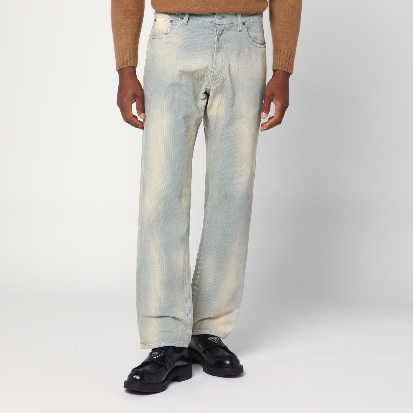 Hellblaue Cordhose mit Washed-Effekt