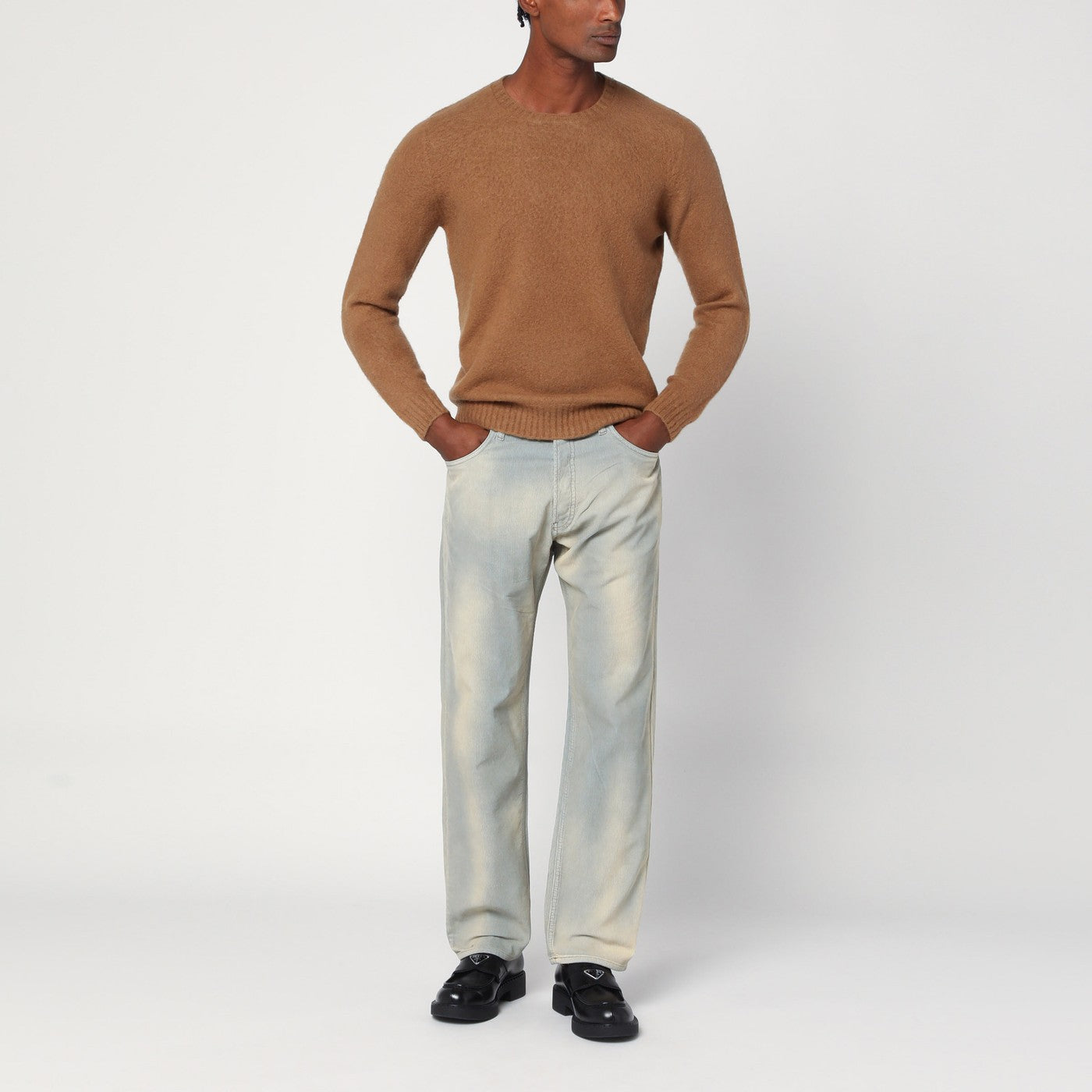 Hellblaue Cordhose mit Washed-Effekt