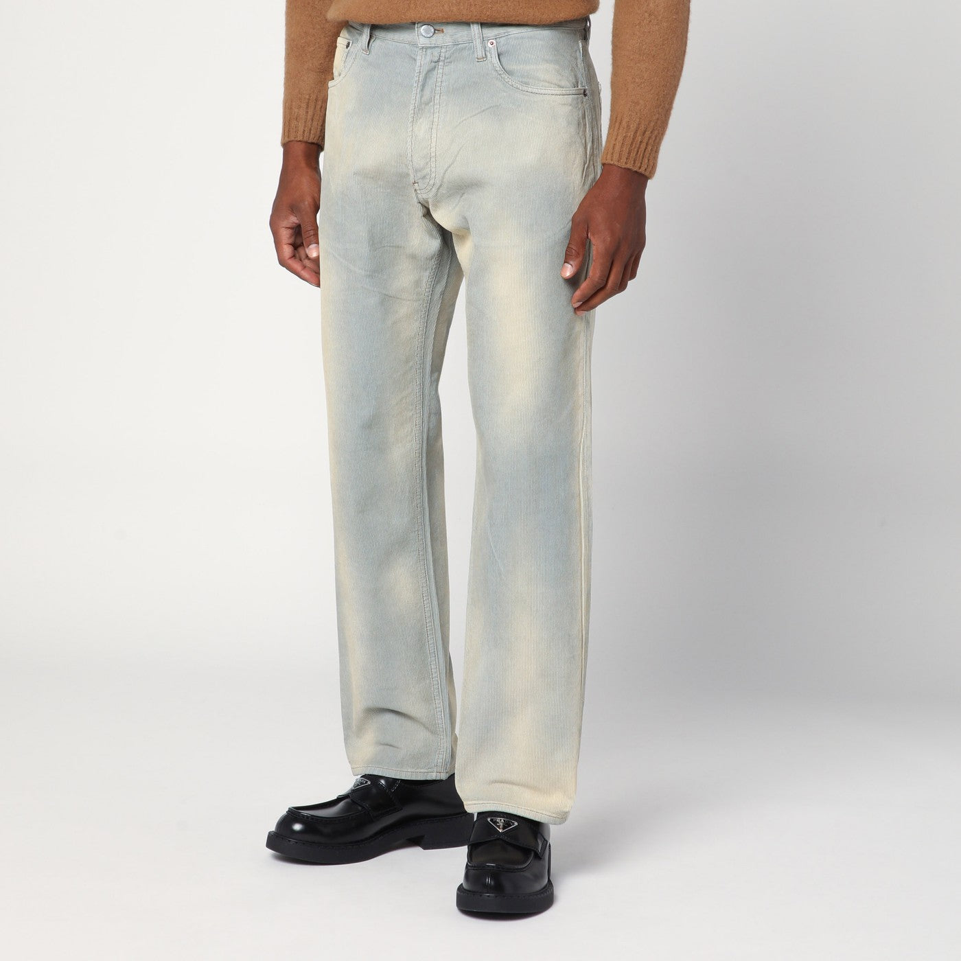 Hellblaue Cordhose mit Washed-Effekt