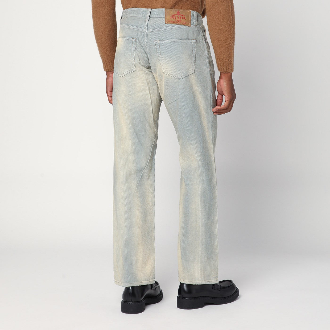 Hellblaue Cordhose mit Washed-Effekt