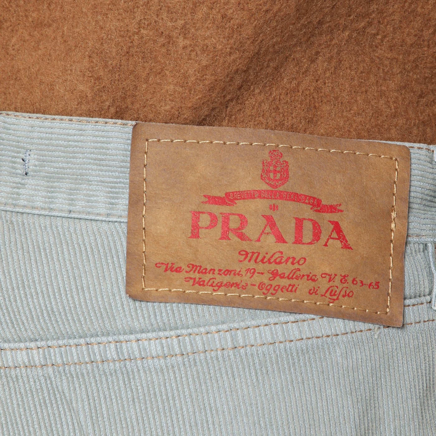 Hellblaue Cordhose mit Washed-Effekt