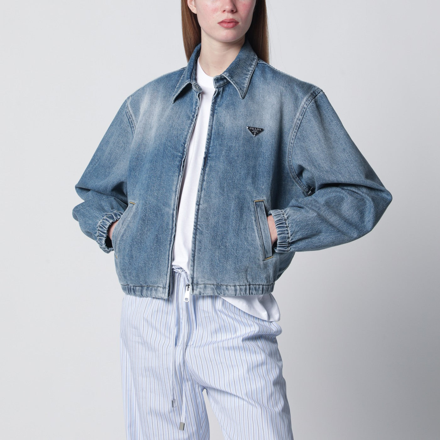 Giacca con zip blu in denim washed