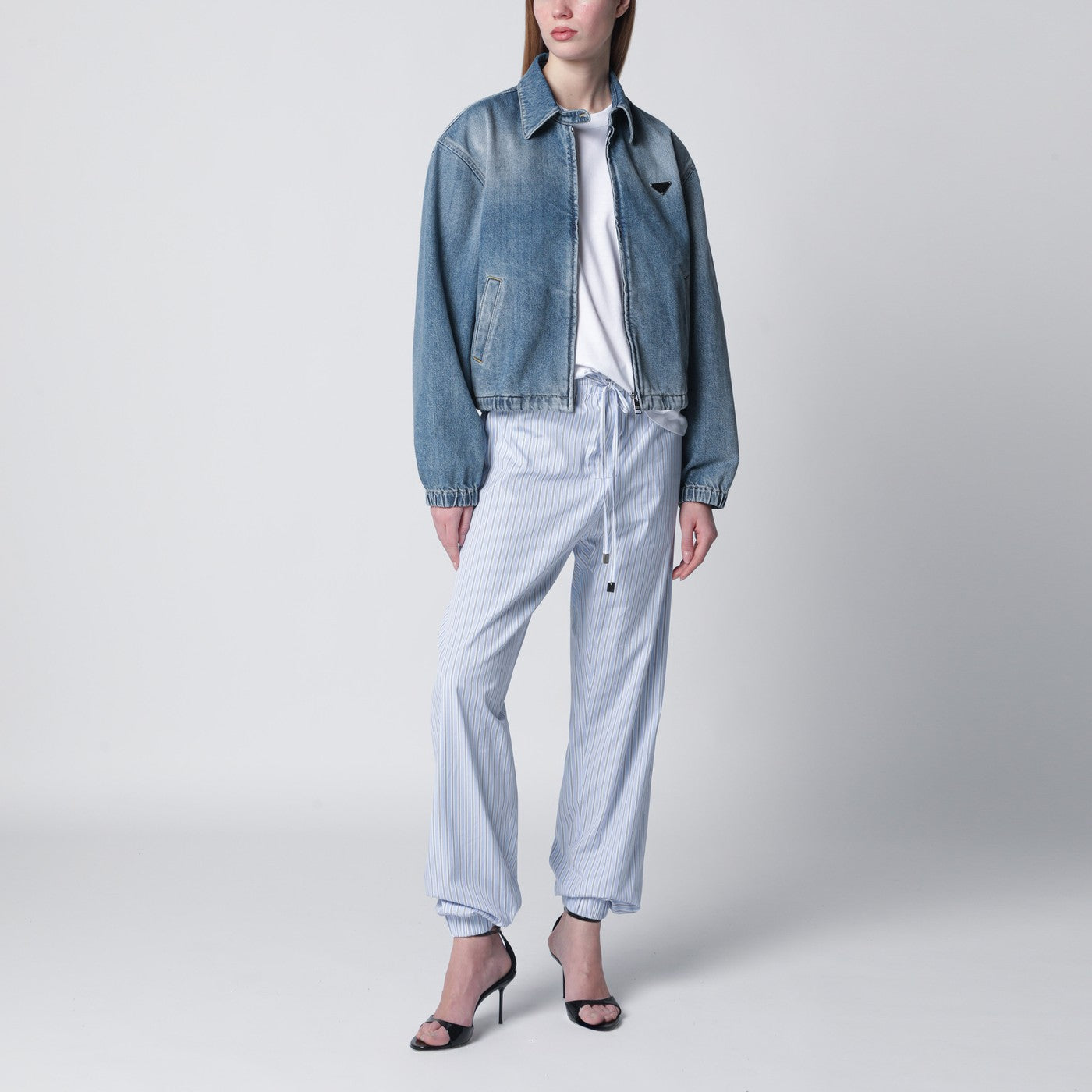 Giacca con zip blu in denim washed